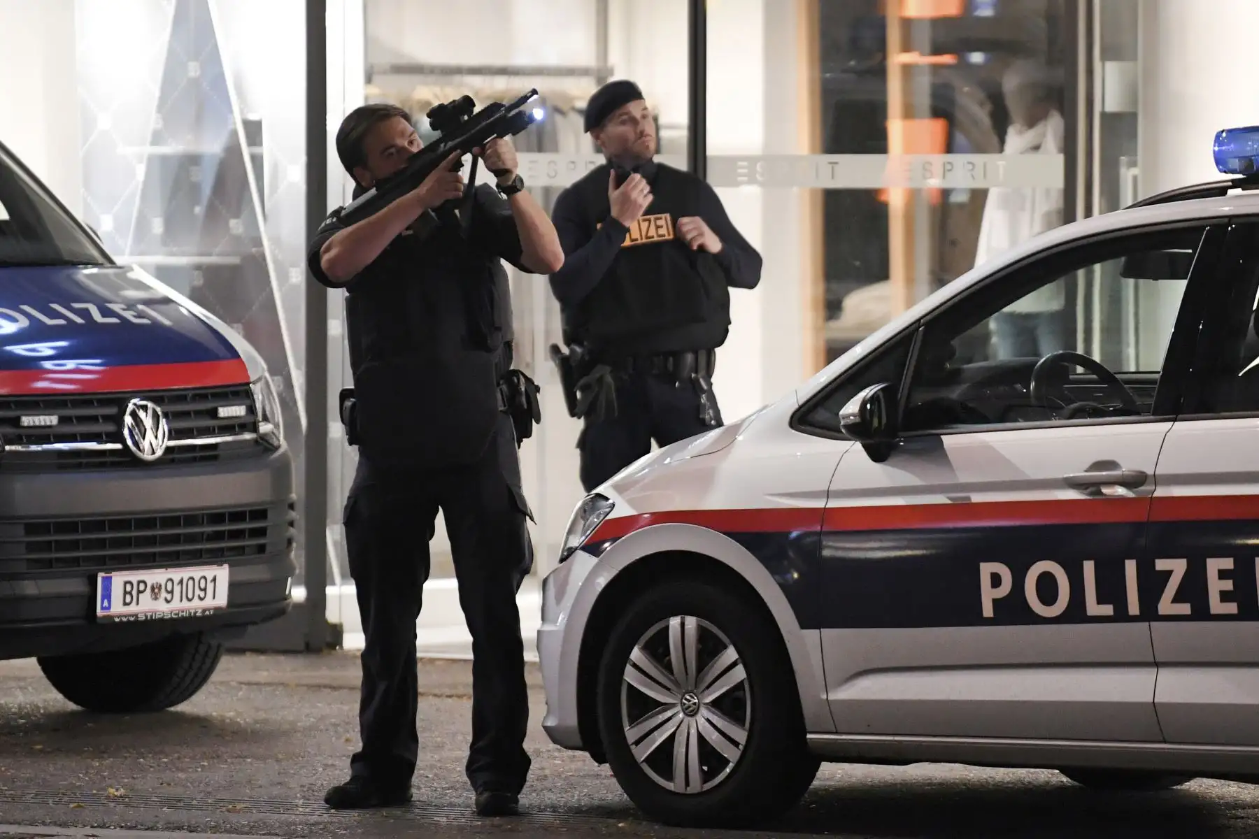 Un policía apunta su arma al aire mientras otros se paran frente a una tienda en el centro de Viena luego de un tiroteo. 
Foto: AFP