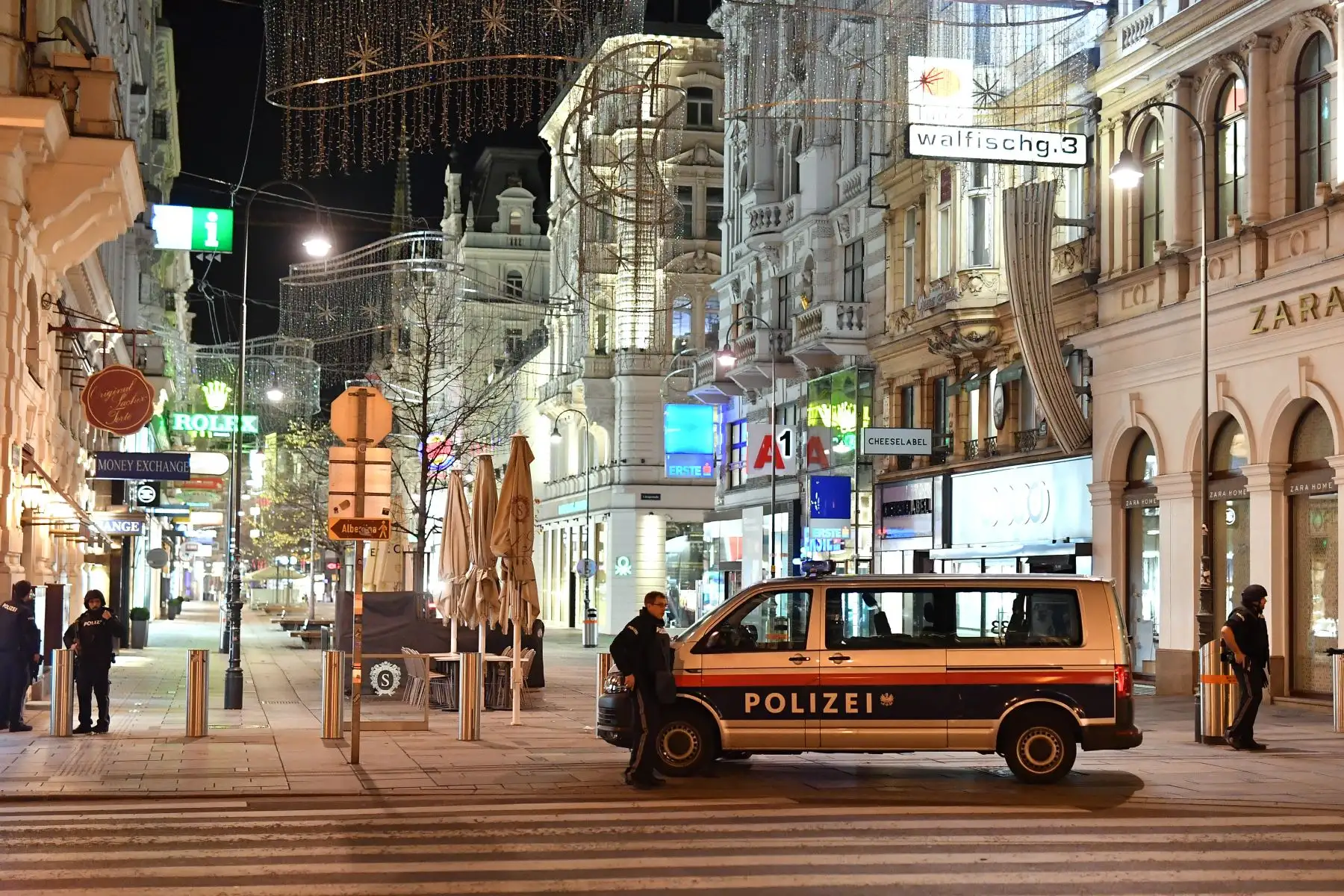 Policías armados montan guardia en una calle comercial en el centro de Viena  luego de un tiroteo. 
Foto: AFP