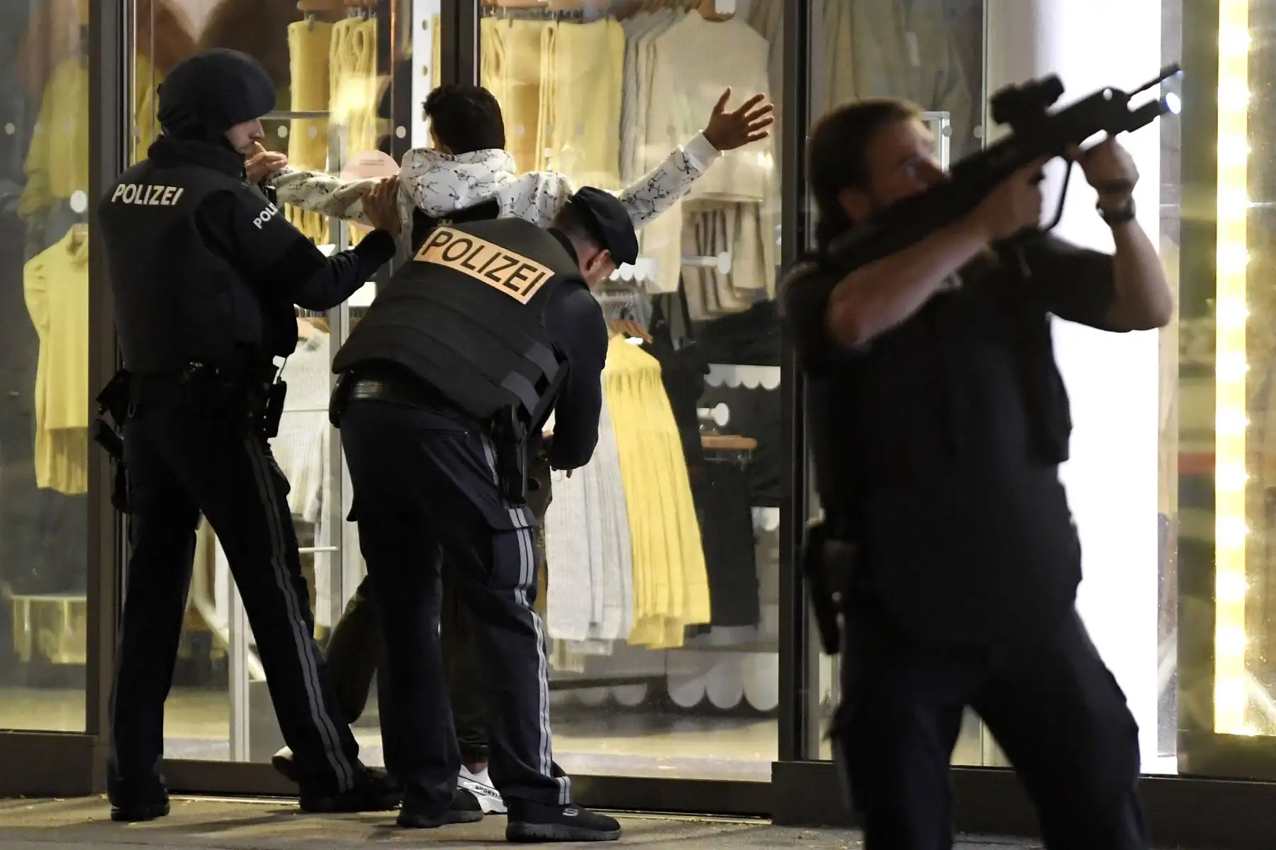 La policía controla a una persona en Mariahilferstrasse en el centro de Viena, luego de un tiroteo cerca de una sinagoga. 
Foto: AFP