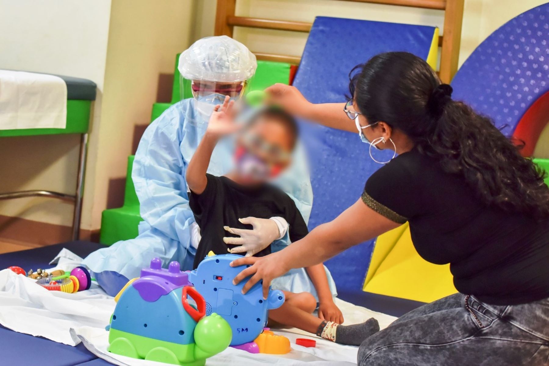 INSN San Borja reanudó con éxito atención presencial de terapia física para niños. Foto: ANDINA/difusión.