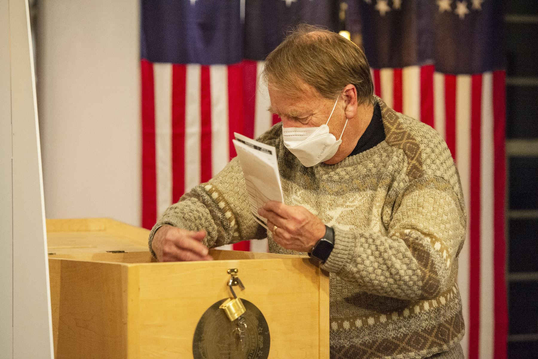 Votación de medianoche como parte de las primeras boletas emitidas en la Elección Presidencial de los Estados Unidos en Dixville Notch, New Hampshire. Foto: AFP