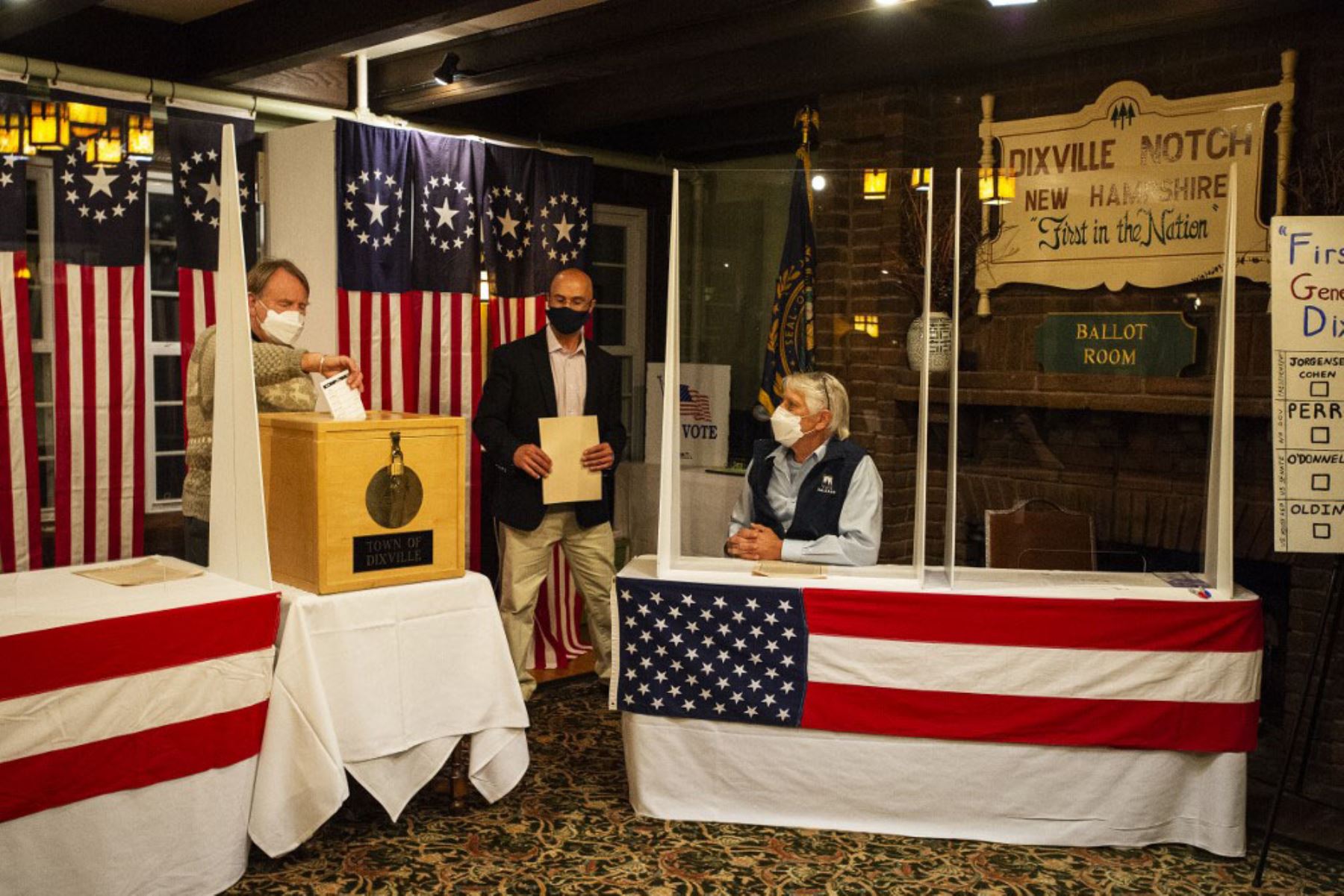 Votación de medianoche como parte de las primeras boletas emitidas en la Elección Presidencial de los Estados Unidos en Dixville Notch, New Hampshire. Foto: AFP