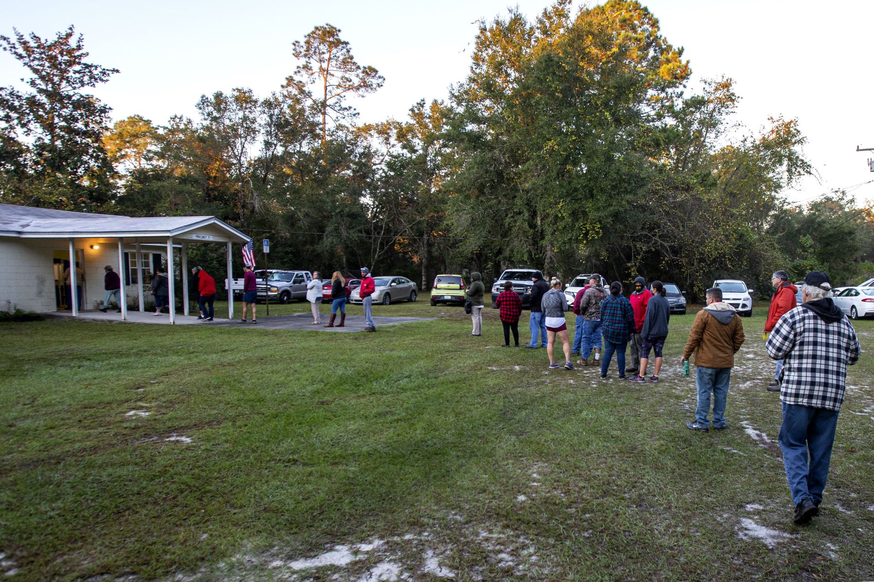 Votantes hacen fila al amanecer mientras se abren las urnas el 3 de noviembre de 2020 en Crawfordville. Foto: AFP