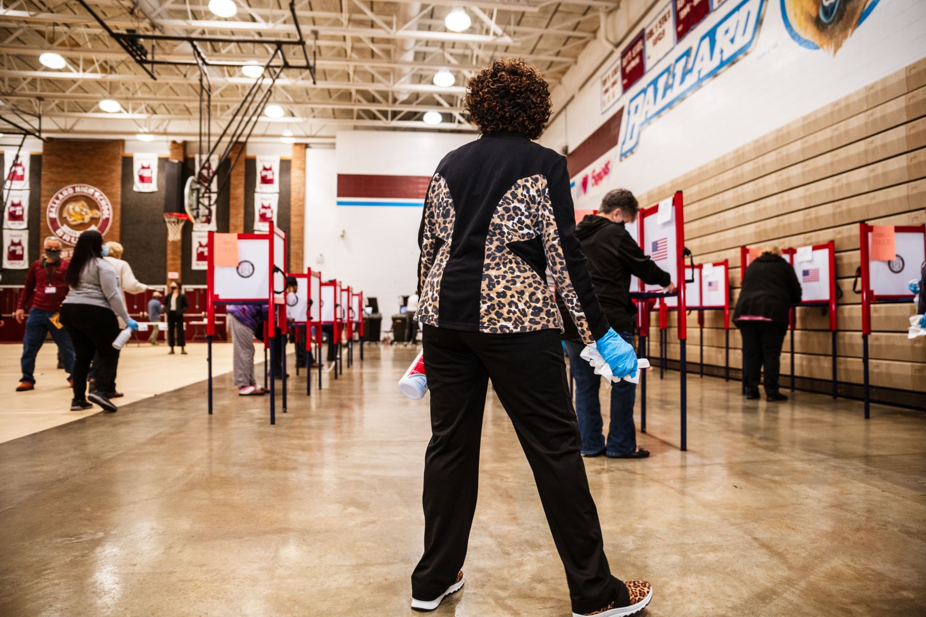 Un funcionario electoral espera para desinfectar las urnas en Ballard High School el 3 de noviembre de 2020 en Louisville, Estados Unidos. Foto: AFP