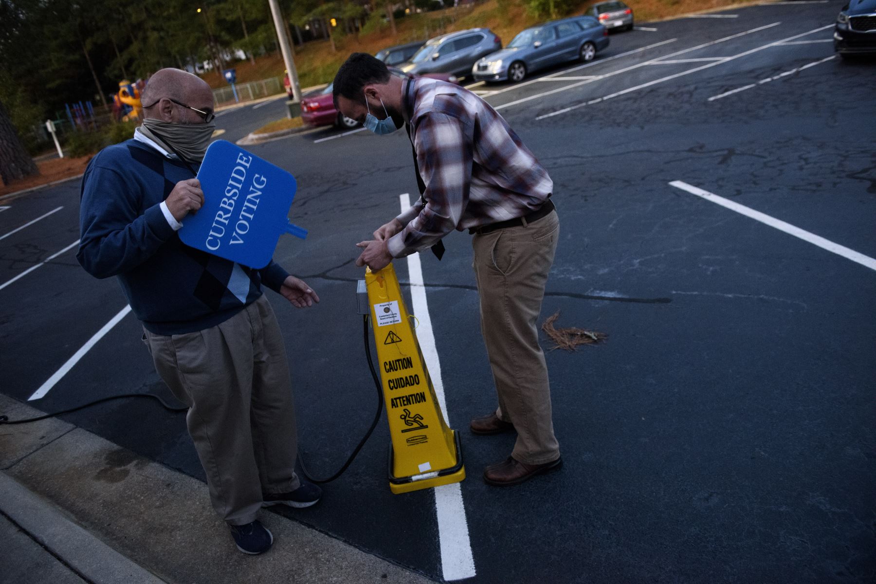 Voluntarios organizaron una votación en la acera en la Iglesia Bautista Snyder Memorial en Fayetteville, Estados Unidos. Foto: AFP