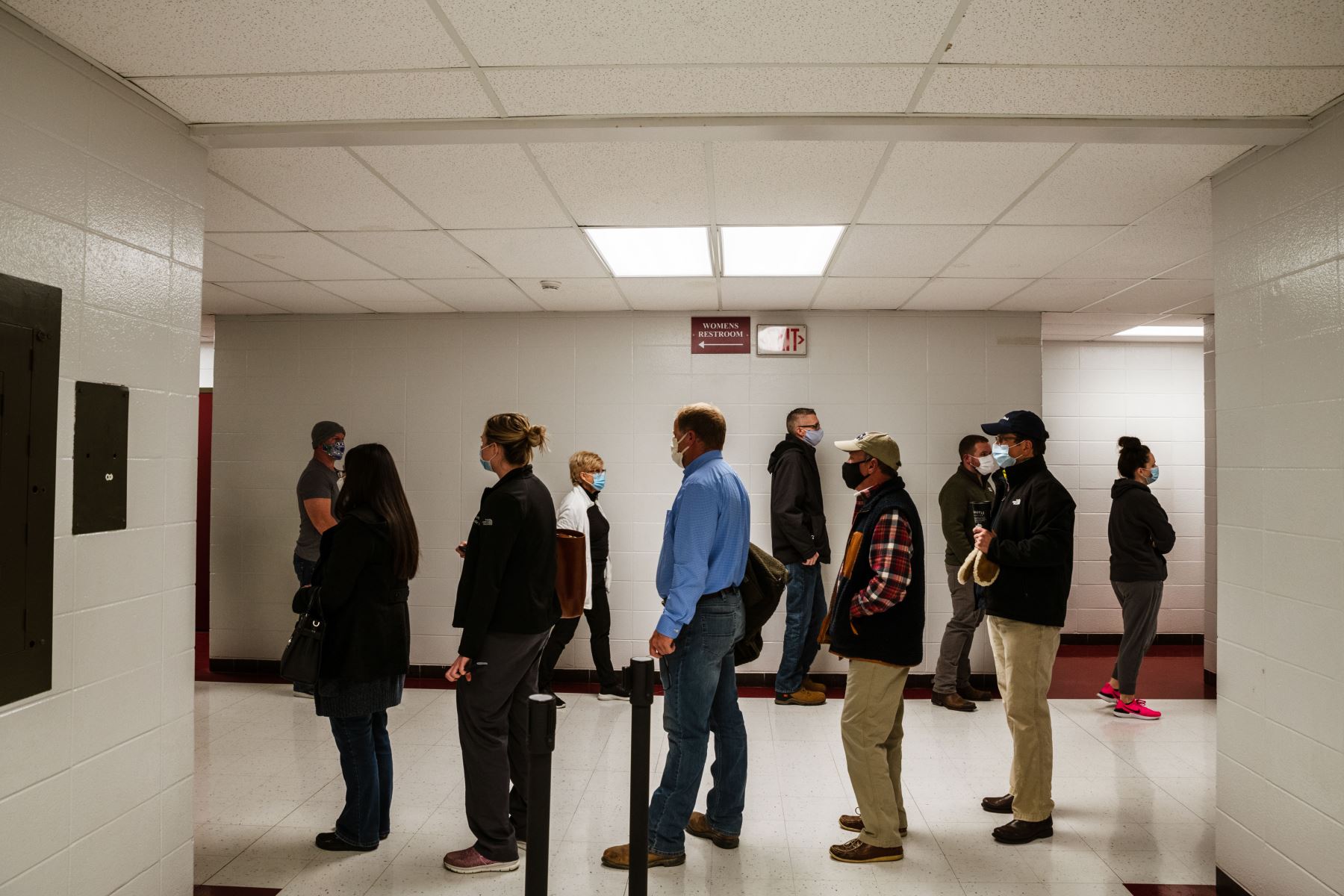 Los votantes esperan en fila para ingresar al lugar de votación en Ballard High School el 3 de noviembre de 2020 en Louisville, Estados Unidos. Foto: AFP