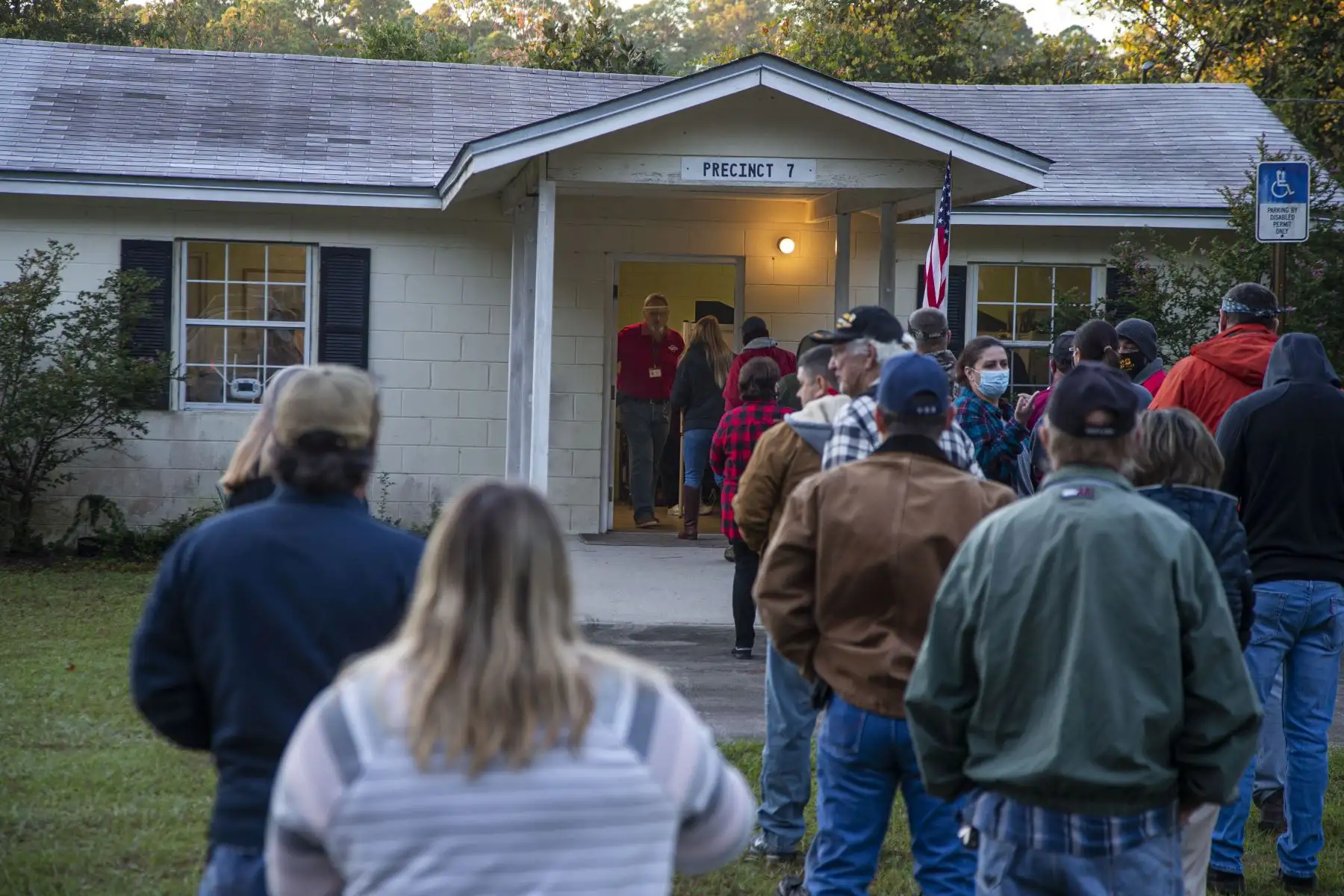 Los votantes hacen fila al amanecer mientras se abren las urnas el 3 de noviembre de 2020 en Crawfordville, Estados Unidos. Foto: AFP
