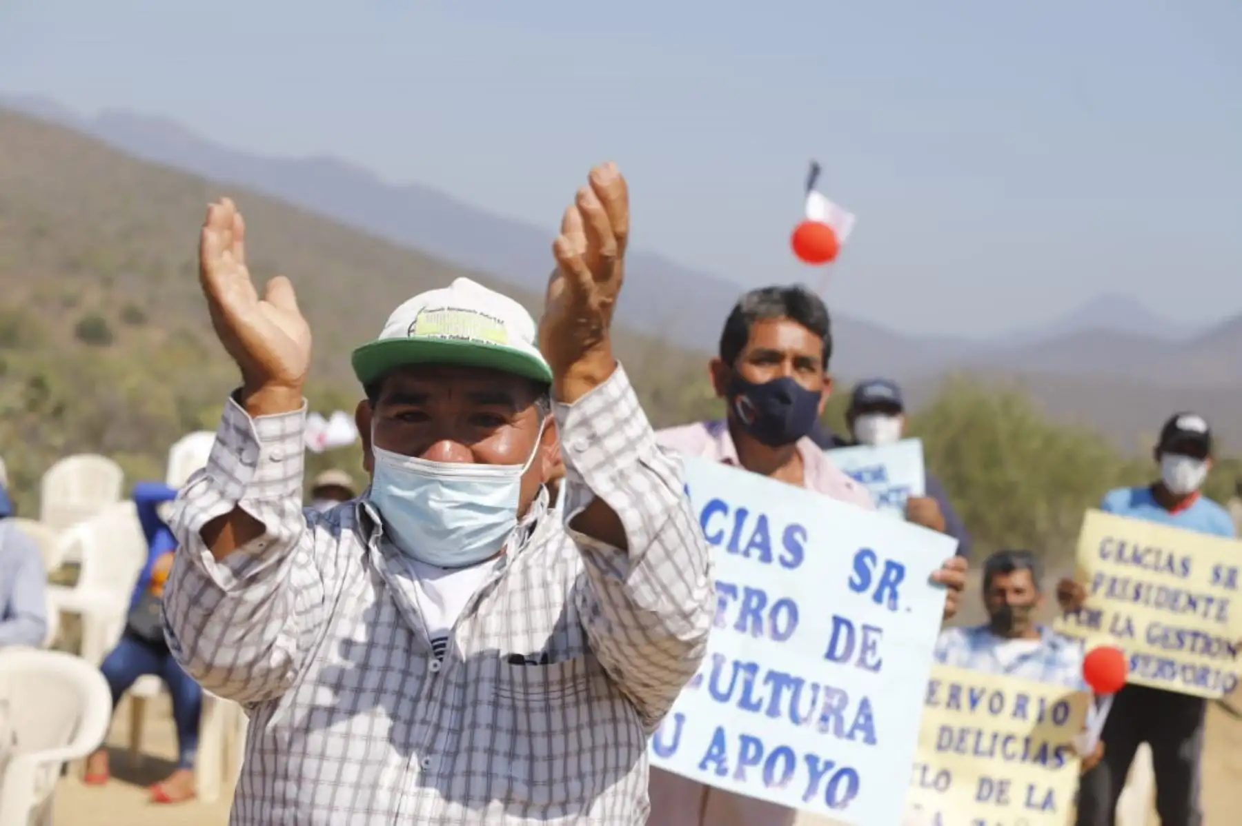 El presidente Martin Vizcarra, participa en el lanzamiento de la obra de “Mejoramiento y Regulación del Sistema de Riego del Valle del Río Zaña”, proyecto que beneficiará a los agricultores de los distritos de Lagunas, Zaña, Cayaltí, Nueva Arica y Oyotún. Foto: ANDINA/ Prensa Presidencia El presidente Martin Vizcarra, participa en el lanzamiento de la obra de “Mejoramiento y Regulación del Sistema de Riego del Valle del Río Zaña”, proyecto que beneficiará a los agricultores de los distritos de Lagunas, Zaña, Cayaltí, Nueva Arica y Oyotún. Foto: ANDINA/ Prensa Presidencia