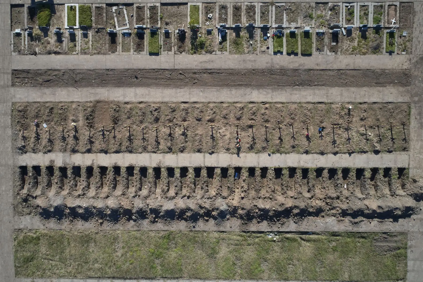 Vista aérea del cementerio de Flores en Buenos Aires donde se habilitaron tumbas para hacer frente a la pandemia del Covid-19. Foto: AFP
