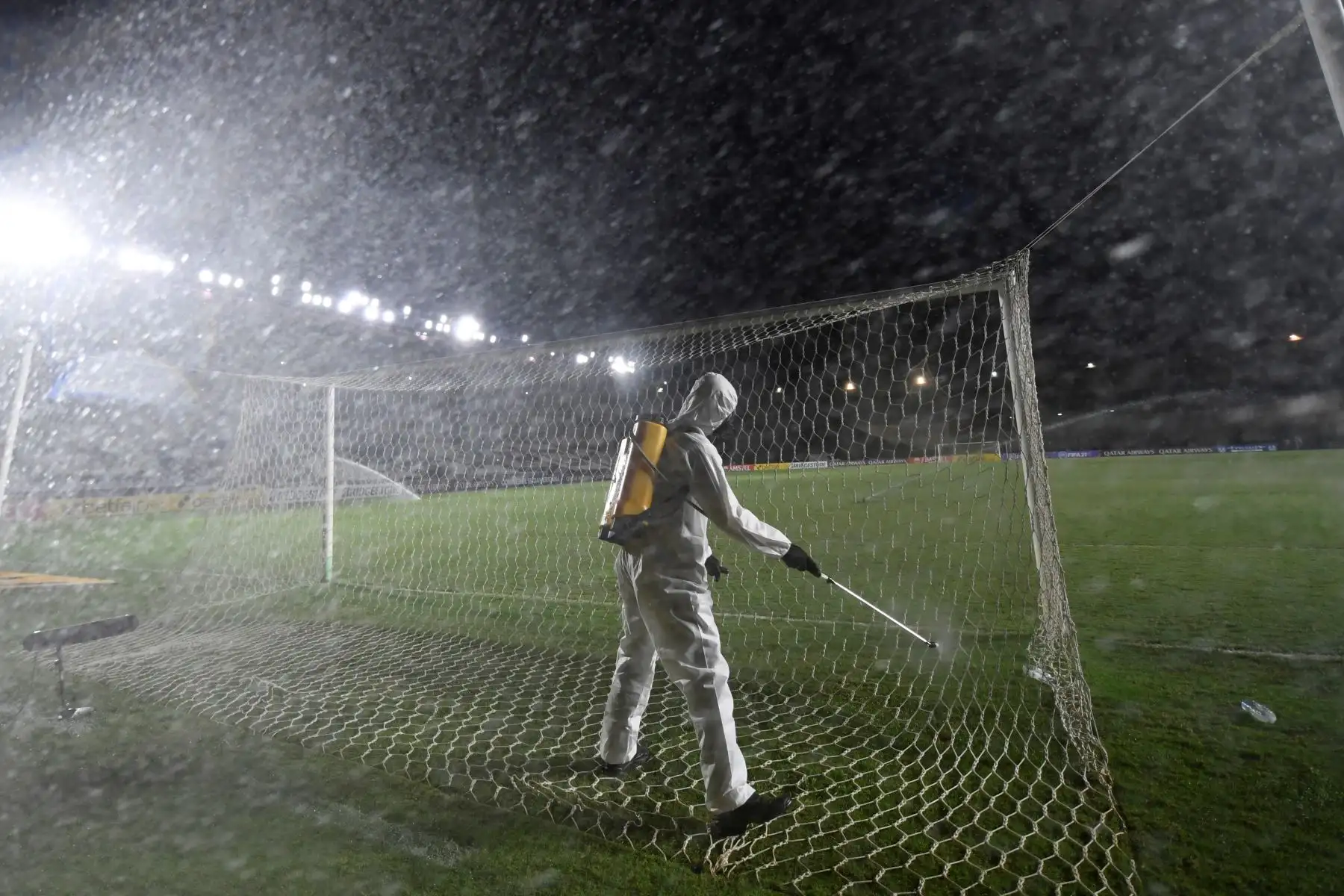 Un hombre desinfecta el arco de fútbol para prevenir contagio con el coronavirus antes del partido de la Copa Sudamericana entre Vasco da Gama y Caracas en el estadio San Januario, en Río de Janeiro. Foto: EFE