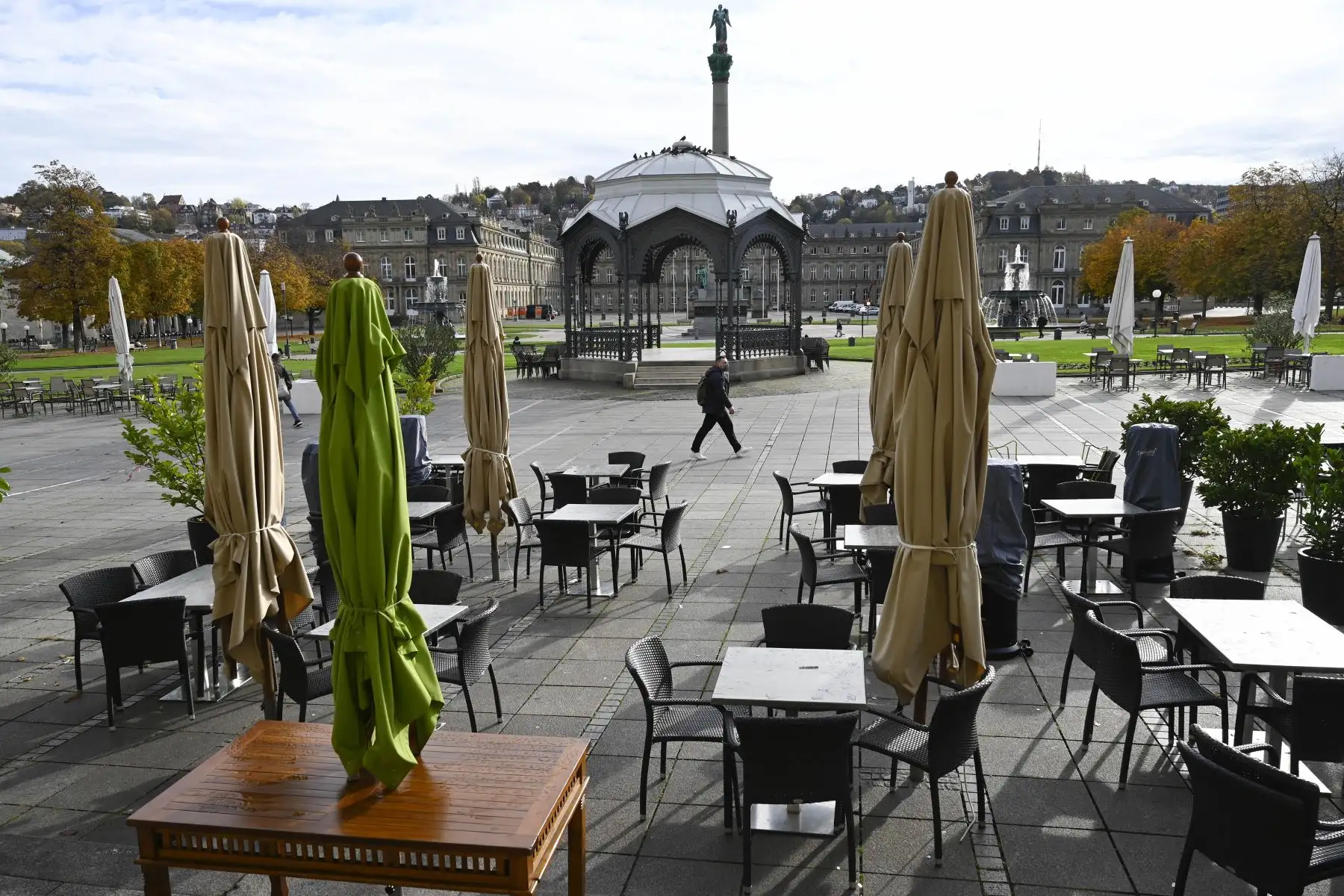 Un hombre con una mascarilla pasa por un restaurante cerrado en la Plaza del Castillo en Stuttgart, en el sur de Alemania, en medio de la pandemia del coronavirus. Foto: AFP