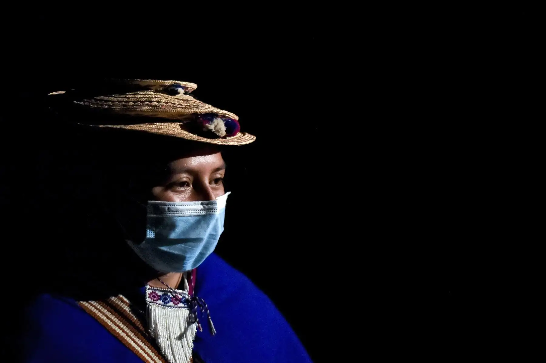 Una mujer indígena Misak usa una mascarilla para prevenir el contagio del coronavirus en Guambia, zona rural de Silvia, departamento del Cauca, Colombia. Foto: AFP