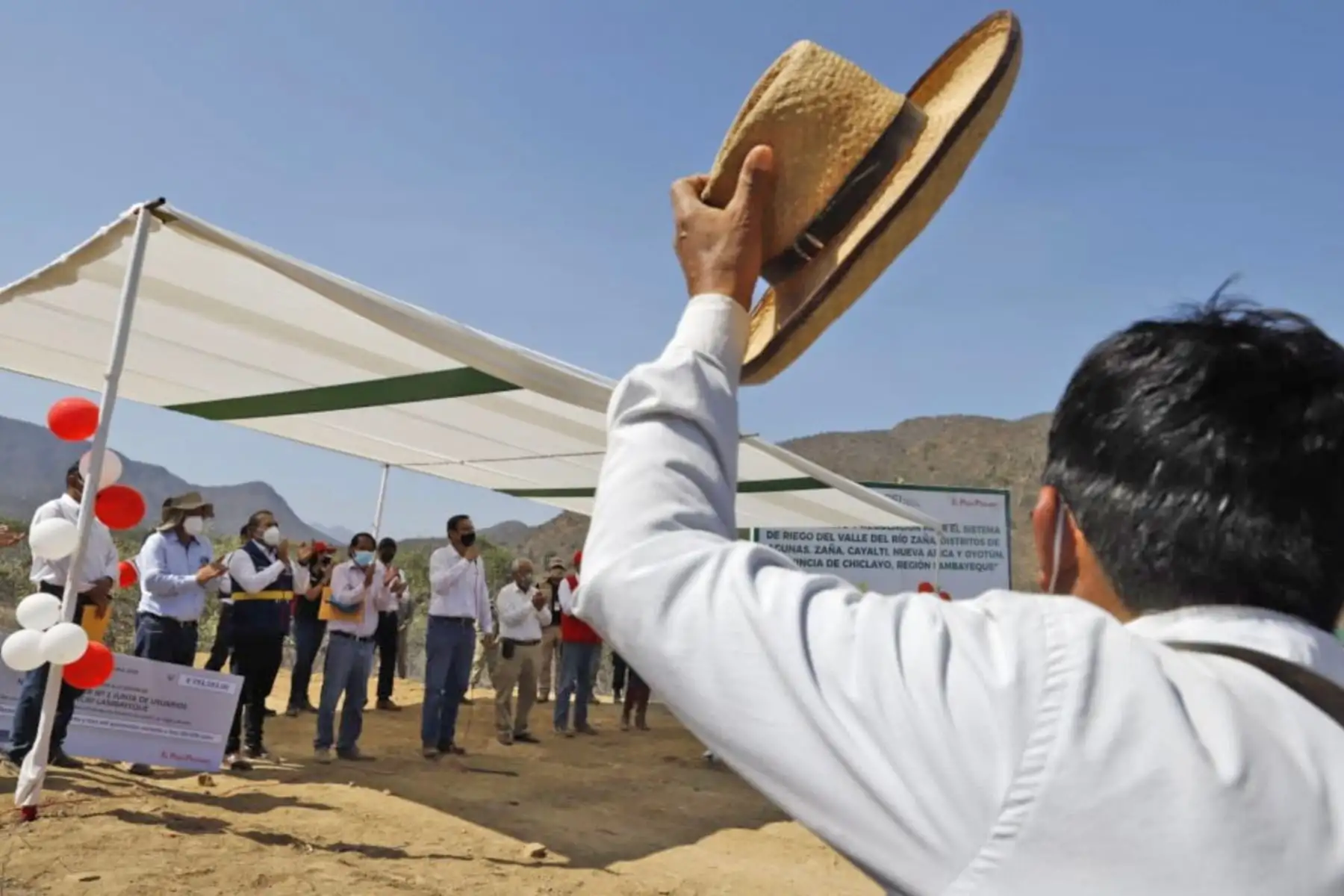 El presidente Martin Vizcarra, participa en el lanzamiento de la obra de “Mejoramiento y Regulación del Sistema de Riego del Valle del Río Zaña”, proyecto que beneficiará a los agricultores de los distritos de Lagunas, Zaña, Cayaltí, Nueva Arica y Oyotún. Foto: ANDINA/ Prensa Presidencia El presidente Martin Vizcarra, participa en el lanzamiento de la obra de “Mejoramiento y Regulación del Sistema de Riego del Valle del Río Zaña”, proyecto que beneficiará a los agricultores de los distritos de Lagunas, Zaña, Cayaltí, Nueva Arica y Oyotún. Foto: ANDINA/ Prensa Presidencia