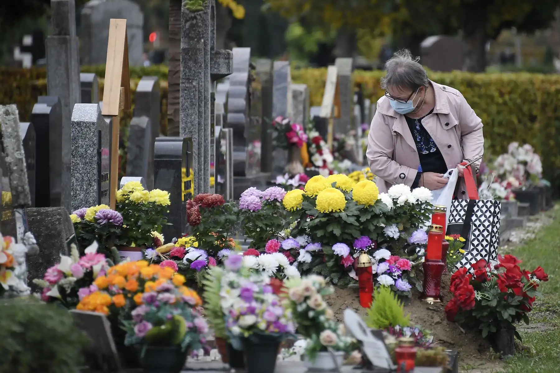 Una mujer se encuentra cerca de una tumba en un cementerio en Estrasburgo, en el este de Francia, durante la implementación de un nuevo cierre general en para frenar la propagación de la pandemia. Foto: AFP