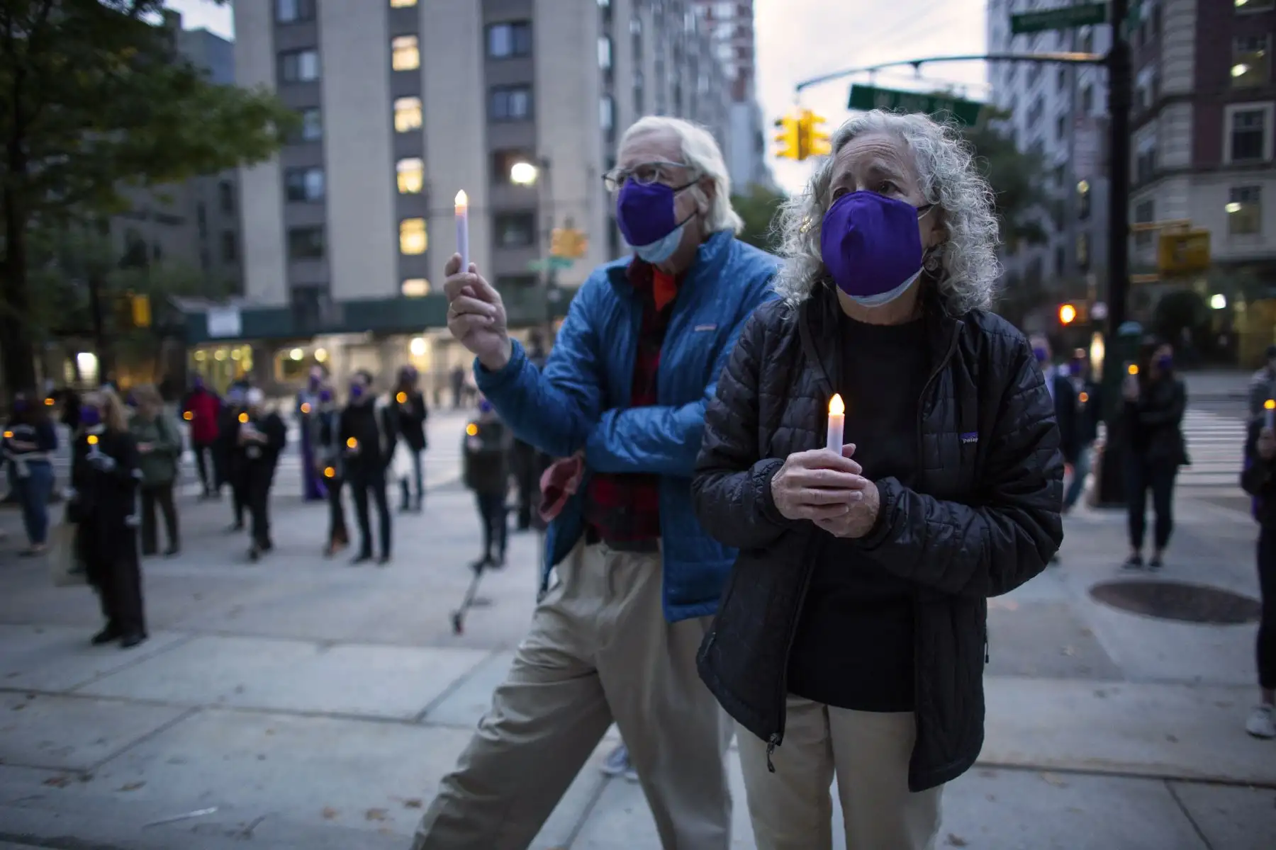 Personas asisten a una vigilia a la luz de las velas en homenaje a todas las vidas afectadas por el nuevo coronavirus. El acto simbólico se realizó en los exteriores de la Catedral de San Juan el Divino, en la ciudad de Nueva York. Foto: AFP