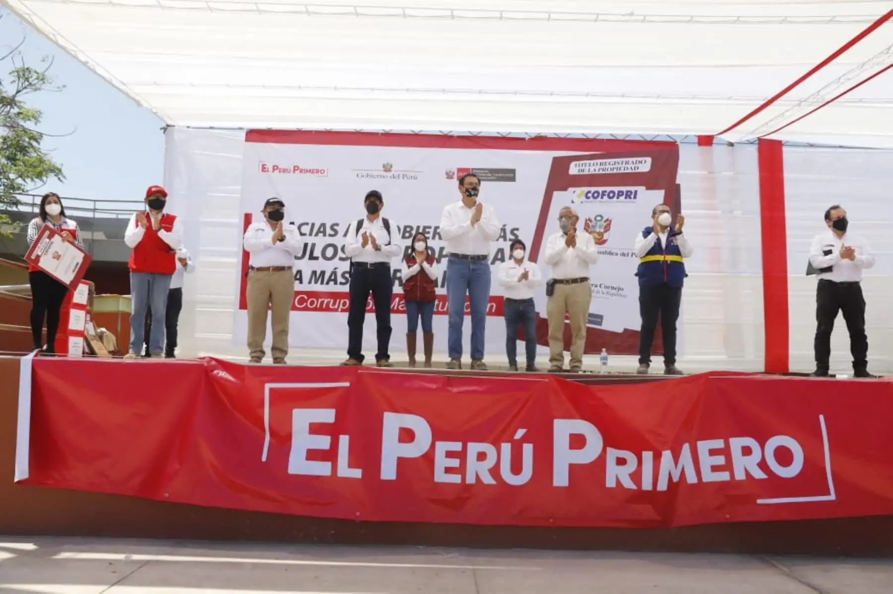 El presidente Martin Vizcarra, hace entrega de 3499 títulos de propiedad a pobladores, así como 212 títulos de propiedad de equipamiento urbano para beneficio de servicios de educación. Foto: ANDINA/ Prensa Presidencia El presidente Martin Vizcarra, hace entrega de 3499 títulos de propiedad a pobladores, así como 212 títulos de propiedad de equipamiento urbano para beneficio de servicios de educación. Foto: ANDINA/ Prensa Presidencia