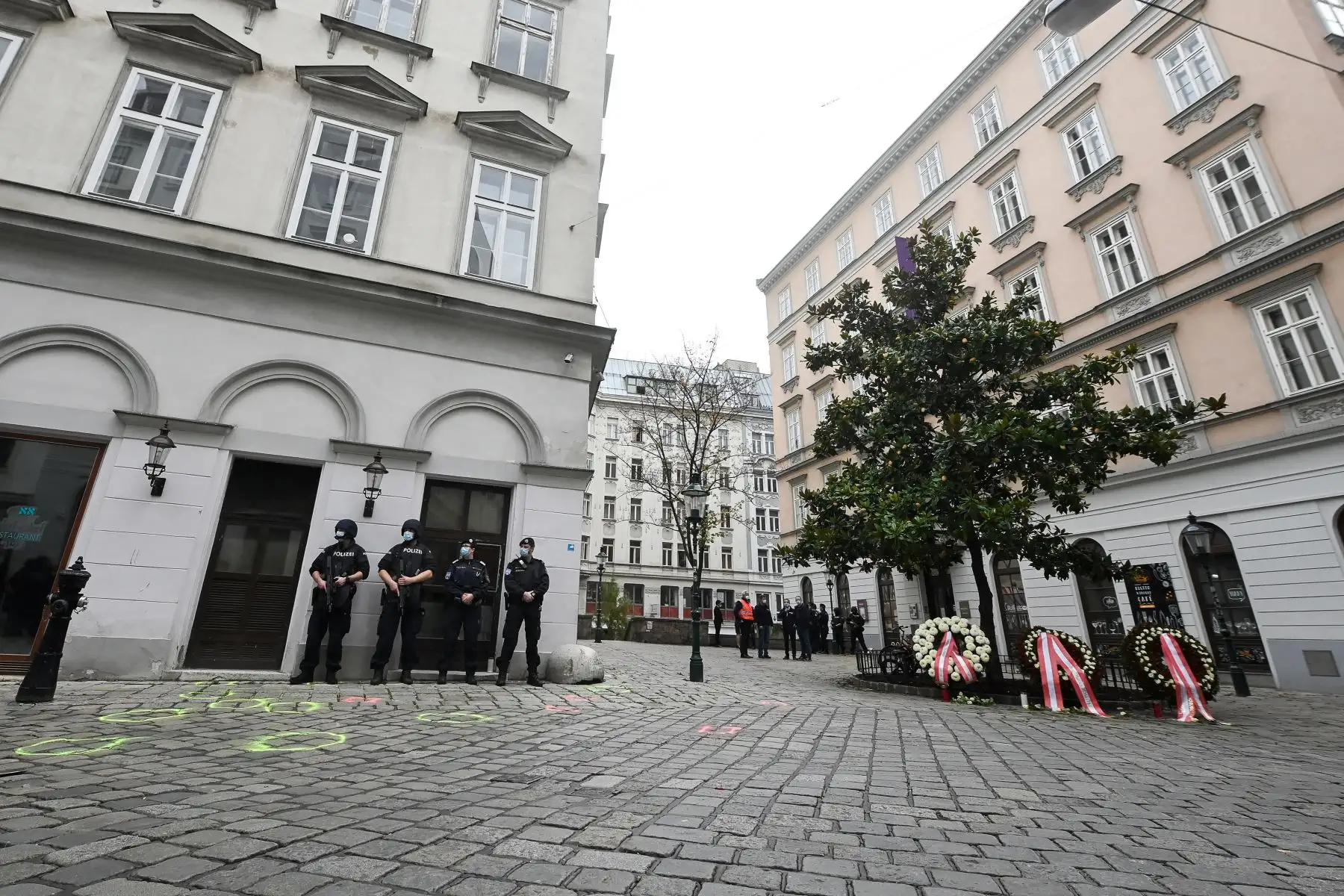 La policía austriaca vigila la escena del crimen después de múltiples tiroteos en el primer distrito de Viena, Austria. Al menos cuatro personas han muerto y muchas están gravemente heridos en lo que consideran un ataque terrorista. Foto: EFE