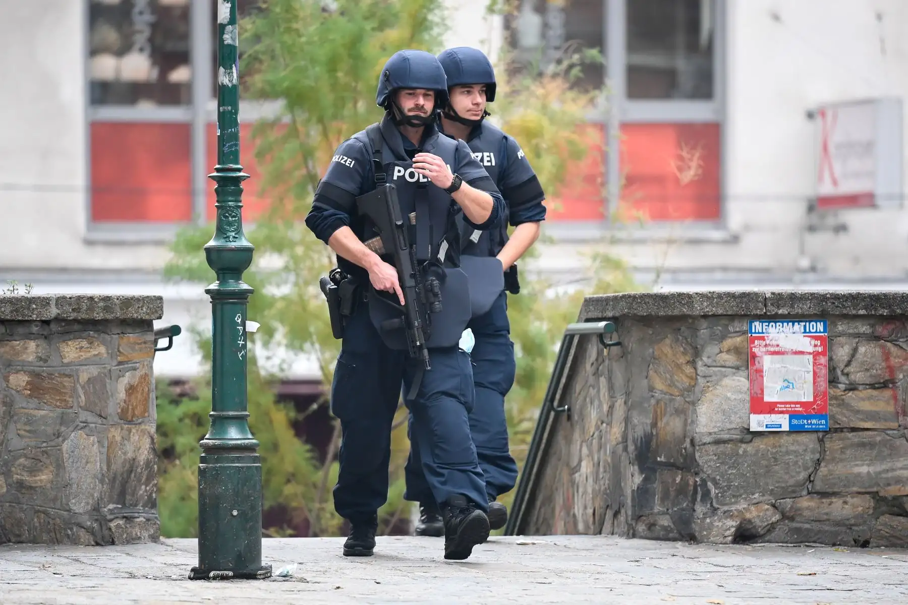 Las fuerzas especiales de la policía austriaca patrullan tras múltiples tiroteos en el primer distrito de Viena, Austria. Foto: EFE
