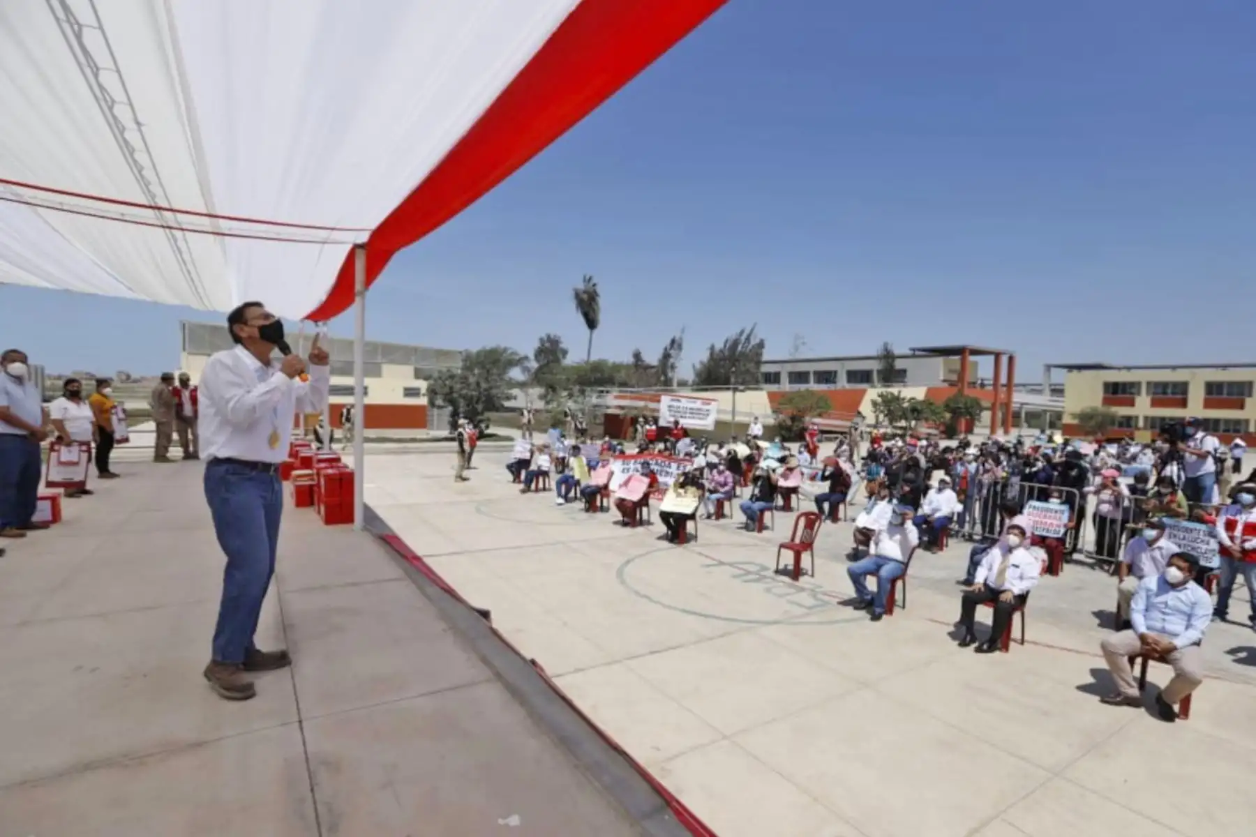 El presidente Martin Vizcarra, hace entrega de 3499 títulos de propiedad a pobladores, así como 212 títulos de propiedad de equipamiento urbano para beneficio de servicios de educación. 
Foto: ANDINA/ Prensa Presidencia El presidente Martin Vizcarra, hace entrega de 3499 títulos de propiedad a pobladores, así como 212 títulos de propiedad de equipamiento urbano para beneficio de servicios de educación. 
Foto: ANDINA/ Prensa Presidencia
