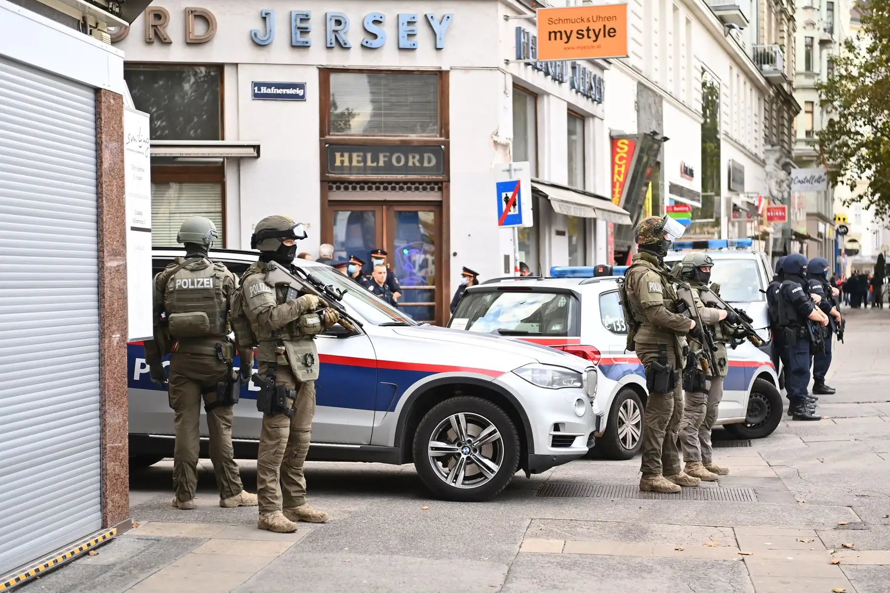 Los policías aseguran el área alrededor de la escena del crimen en Viena, un día después del tiroteo en varios lugares del centro de la ciudad. Foto: AFP