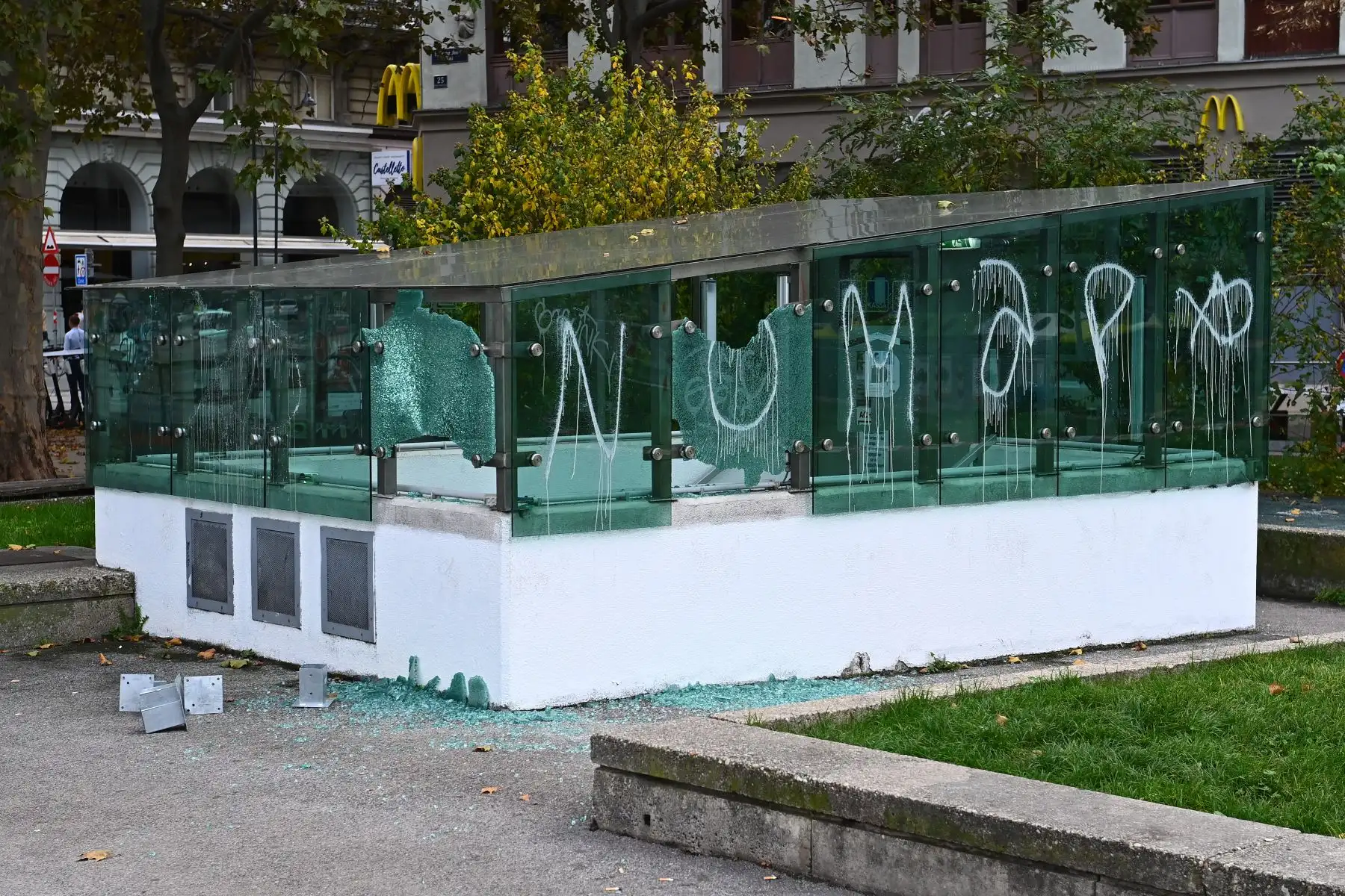 La escena de un crimen es fotografiada desde la plaza Schweden (Schwedenplatz) en Viena, un día después de los múltiples tiroteos que dejaron al menos cuatro muertos. Foto: AFP