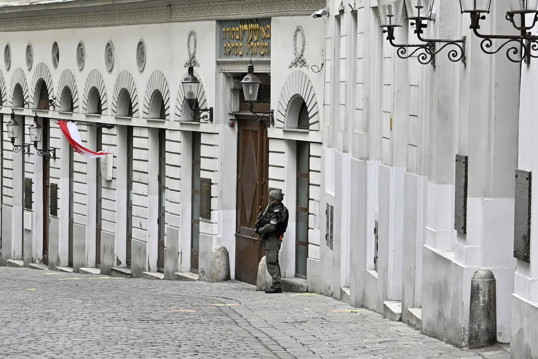 Un policía armado monta guardia frente a la sinagoga en Seitenstettengasse en Viena, un día después de los tiroteos en las cercanías y en varios lugares de la ciudad. Foto: AFP
