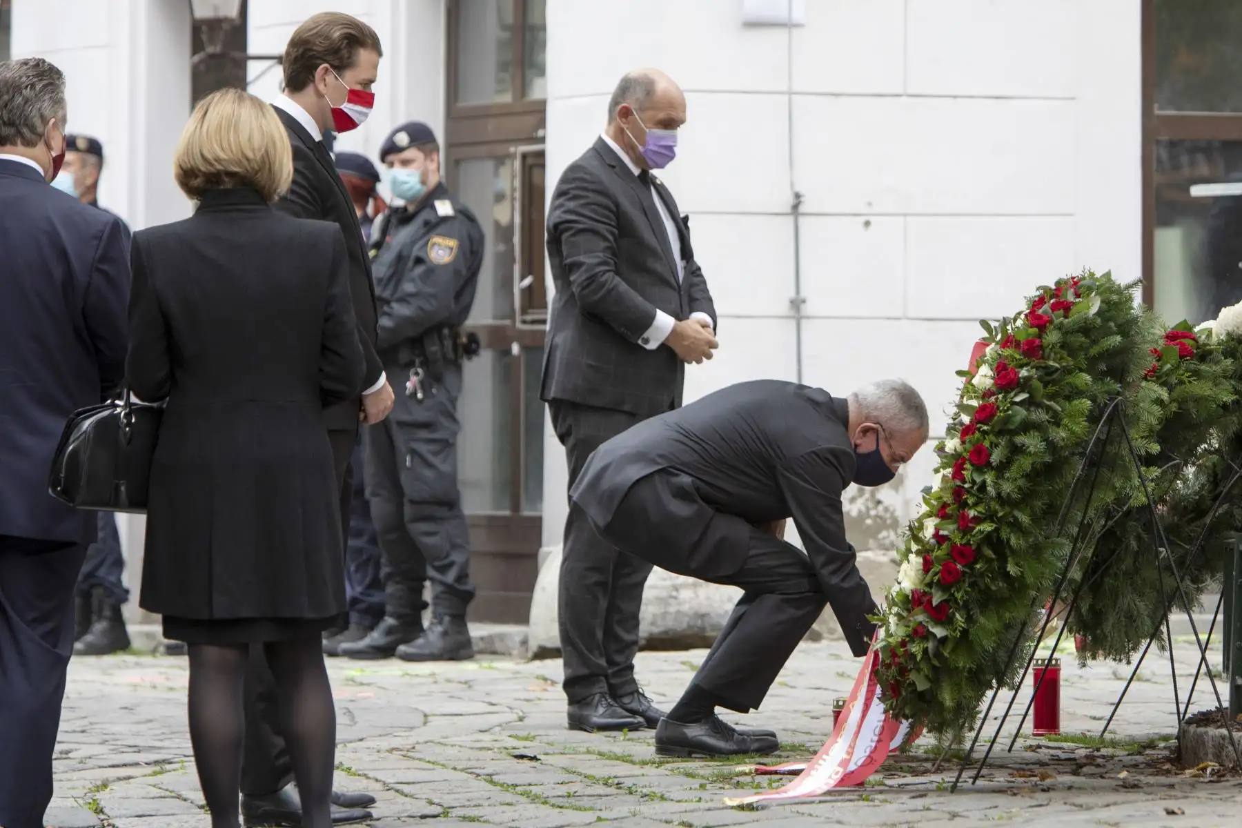 El presidente del consejo austriaco, Wolfgang Sobotka, el presidente austriaco, Alexander van der Bellen y el canciller austriaco Sebastian Kurz presentan sus respetos a las víctimas del tiroteo. Foto: AFP