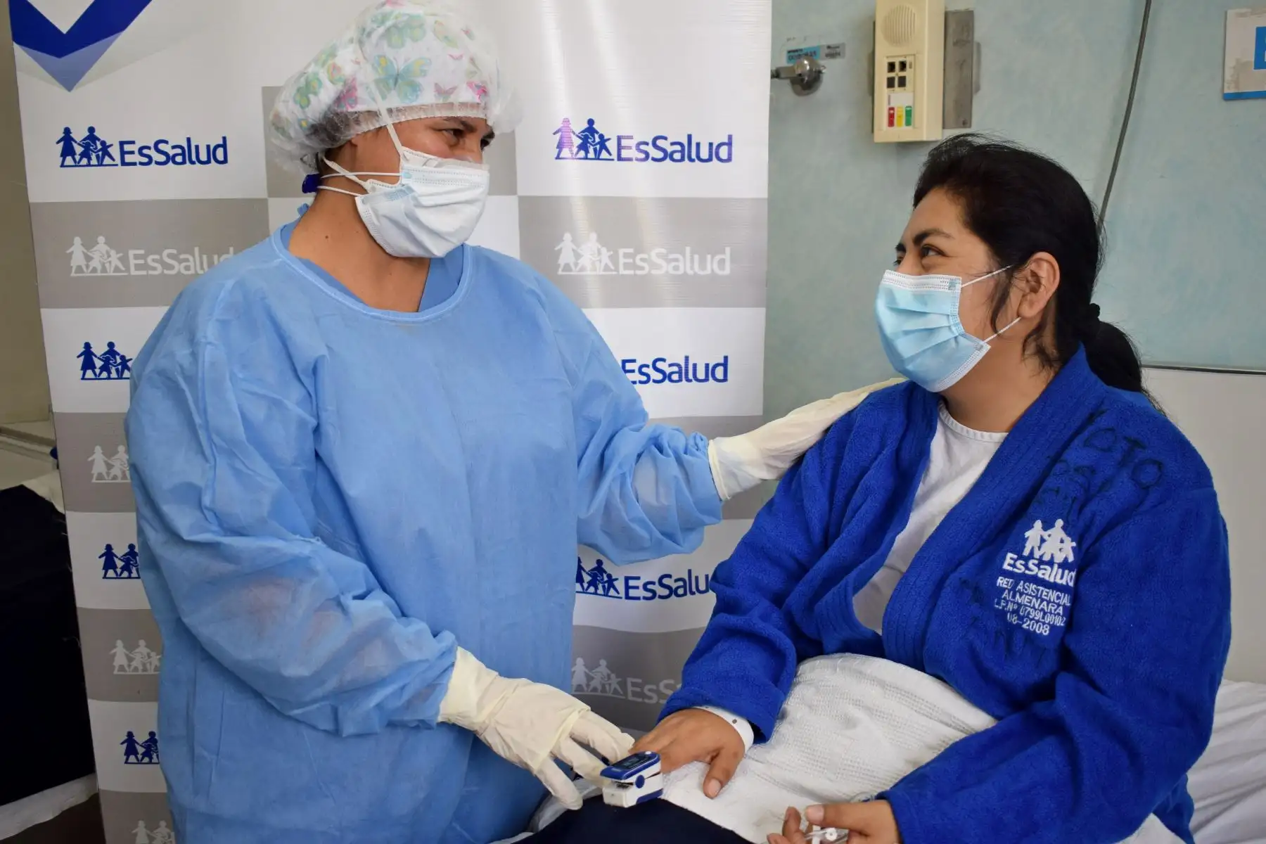Maritza Quispe paciente de Essalud que se viene recuperando satisfactoriamente de la cirugía laparoscópica de vesícula que se le practicó en el Hospital Jorge Voto Bernales tras la reanudación del servicio de cirugías menores de dicho nosocomio.

Foto: ANDINA/ESSALUD