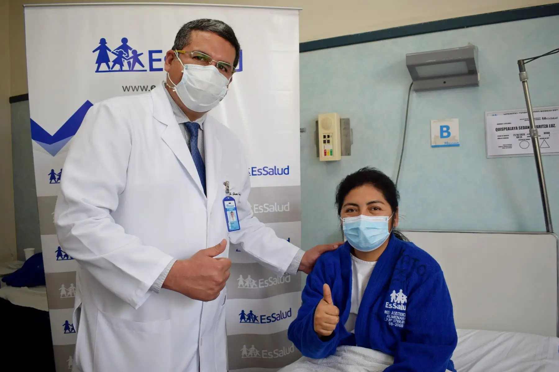 Maritza Quispe paciente de Essalud que se viene recuperando satisfactoriamente de la cirugía laparoscópica de vesícula que se le practicó en el Hospital Jorge Voto Bernales tras la reanudación del servicio de cirugías menores de dicho nosocomio.

Foto: ANDINA/ESSALUD