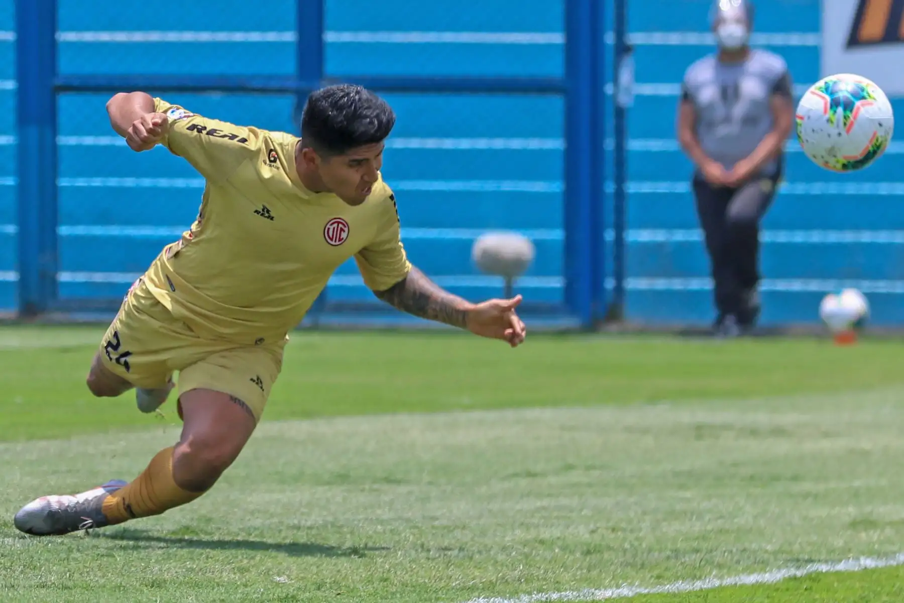 L. Iberico del UTC despeja el balón durante partido ante Cantolao por la tercera jornada de la fase 2 de la Liga 1, en el estadio Alberto Gallardo. Foto: Liga 1