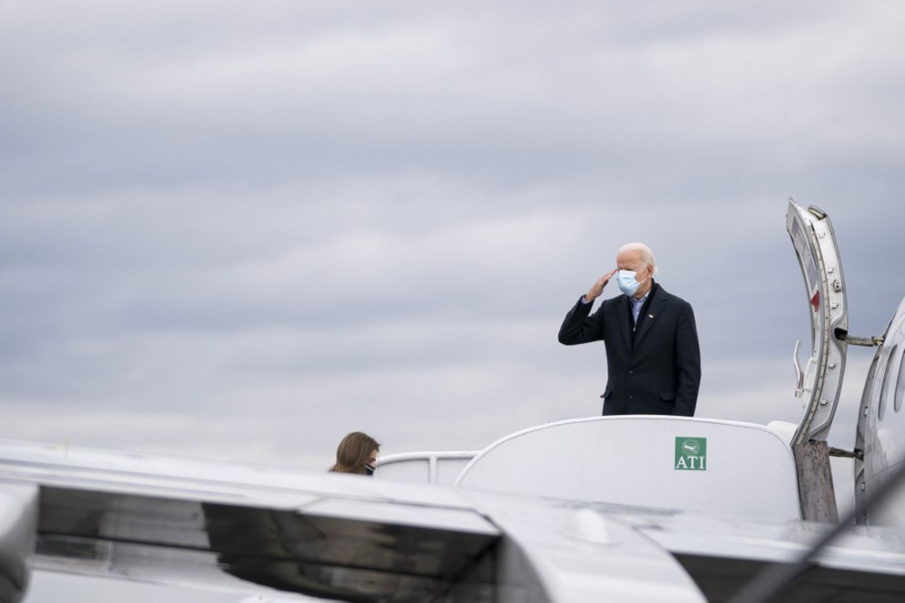 El candidato presidencial demócrata Joe Biden saluda al salir de Scranton, Pensilvania. 

Foto: AFP