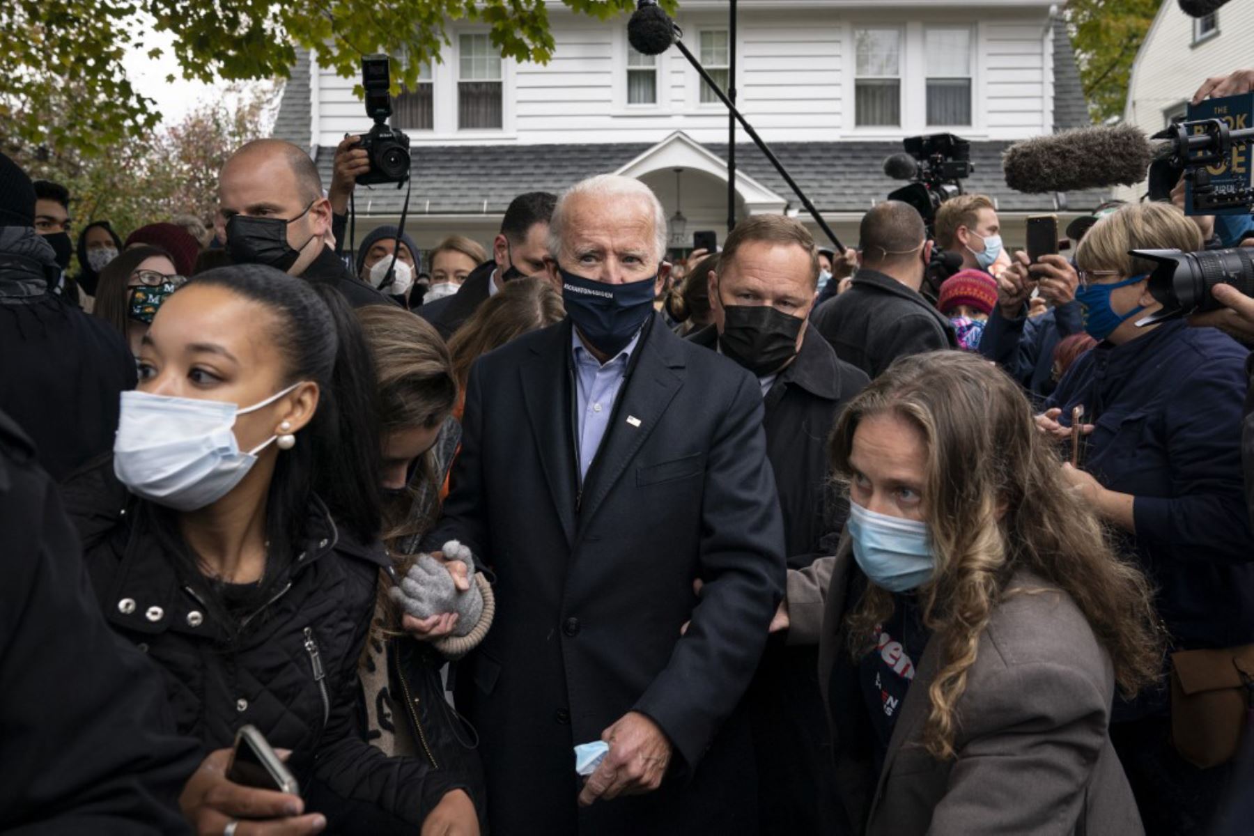 El candidato presidencial demócrata Joe Biden visita la casa de un vecino después de pasar por el vecindario de su infancia en Scranton, Pensilvania. 

Foto: AFP