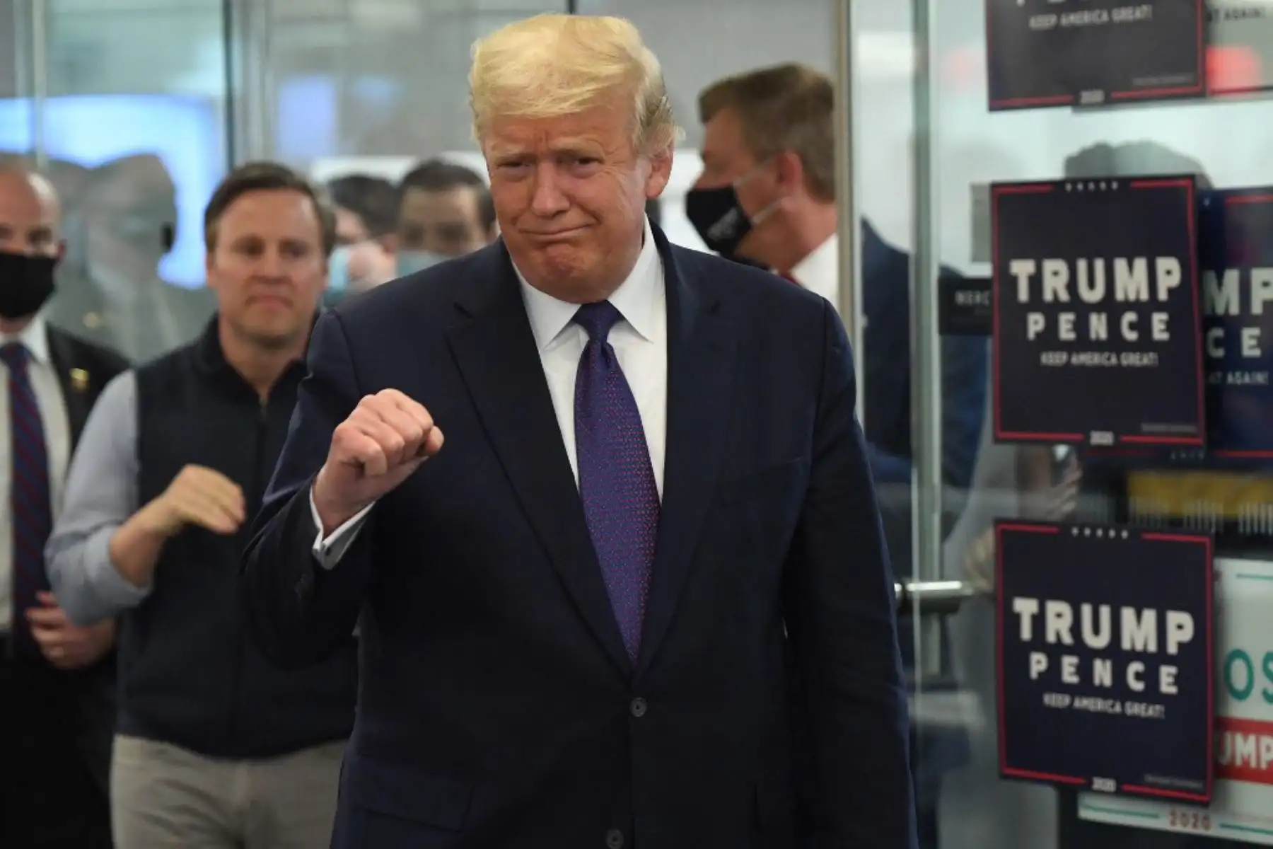 El presidente de Estados Unidos, Donald Trump, visita la sede de su campaña en Arlington, Virginia.

Foto:AFP