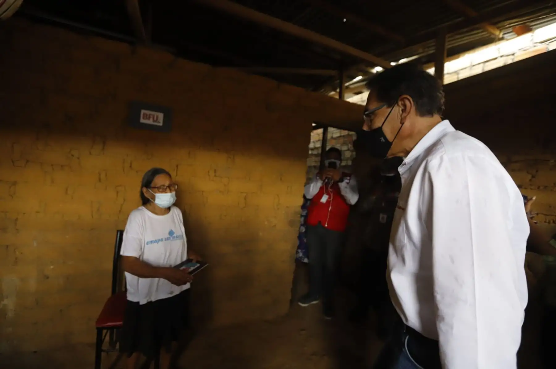 El presidente de la República, Martín Vizcarra, inspecciona el pago del bono familiar universal y el pago domiciliario en el distrito Banda de Shilcayo, San Martín. Foto: ANDINA/ Prensa Presidencia El presidente de la República, Martín Vizcarra, inspecciona el pago del bono familiar universal y el pago domiciliario en el distrito Banda de Shilcayo, San Martín. Foto: ANDINA/ Prensa Presidencia