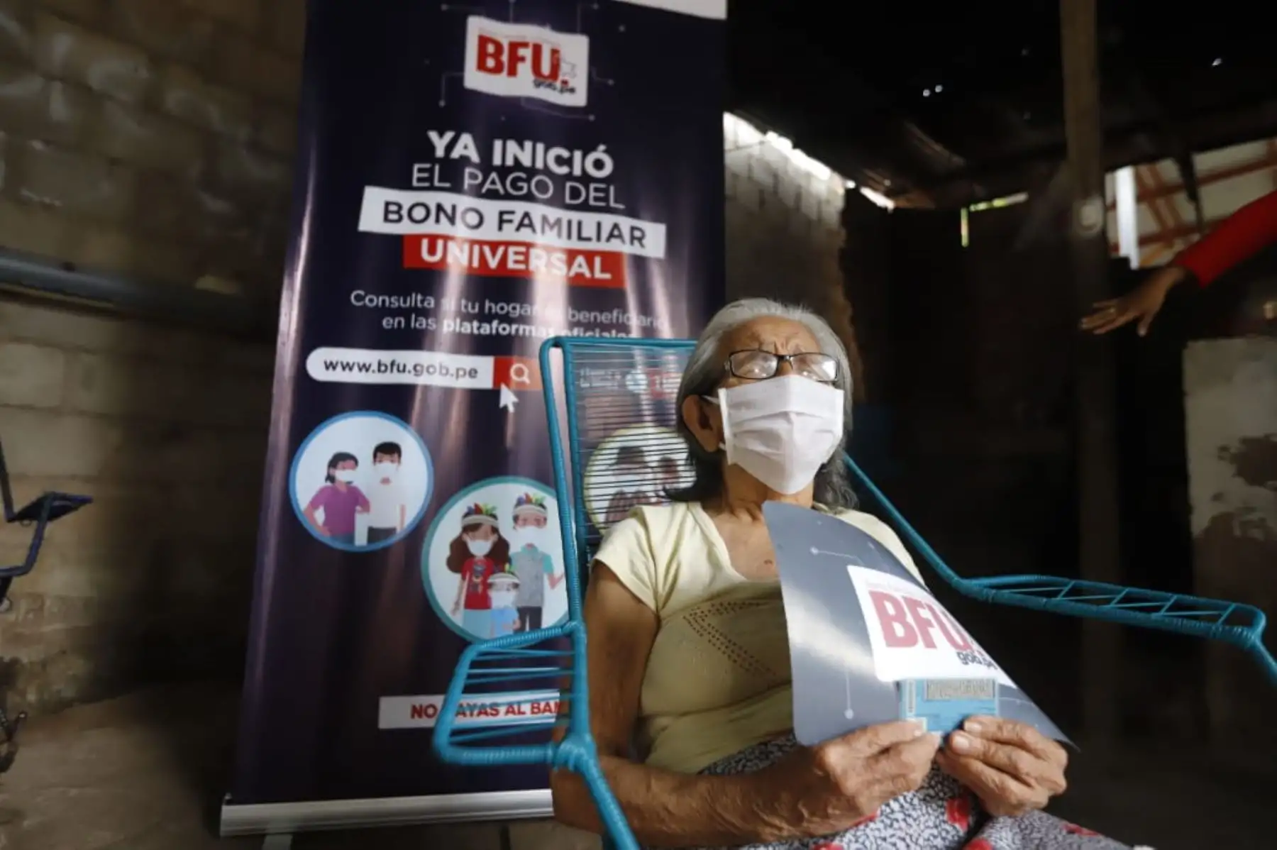El presidente de la República, Martín Vizcarra, inspecciona el pago del bono familiar universal y el pago domiciliario en el distrito Banda de Shilcayo, San Martín. Foto: ANDINA/ Prensa Presidencia El presidente de la República, Martín Vizcarra, inspecciona el pago del bono familiar universal y el pago domiciliario en el distrito Banda de Shilcayo, San Martín. Foto: ANDINA/ Prensa Presidencia