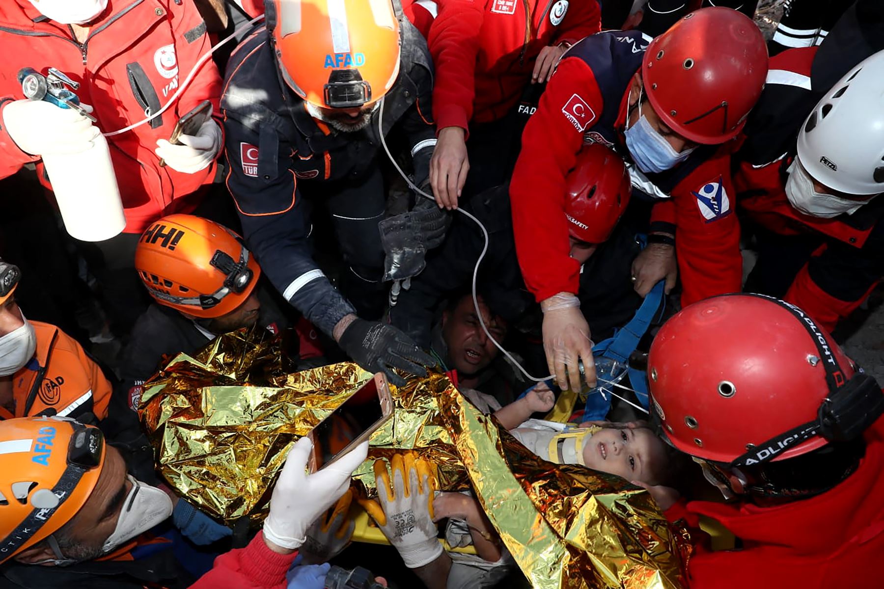 Esta imagen distribuida por la Presidencia de Gestión de Emergencias y Desastres de Turquía (AFAD) muestra a los rescatistas sacando a una niña de 3 años, Ayda Gezgin, de los escombros de un edificio derrumbado después de un terremoto en la ciudad portuaria egea de Izmir, en 3 de noviembre de 2020. Foto: AFP