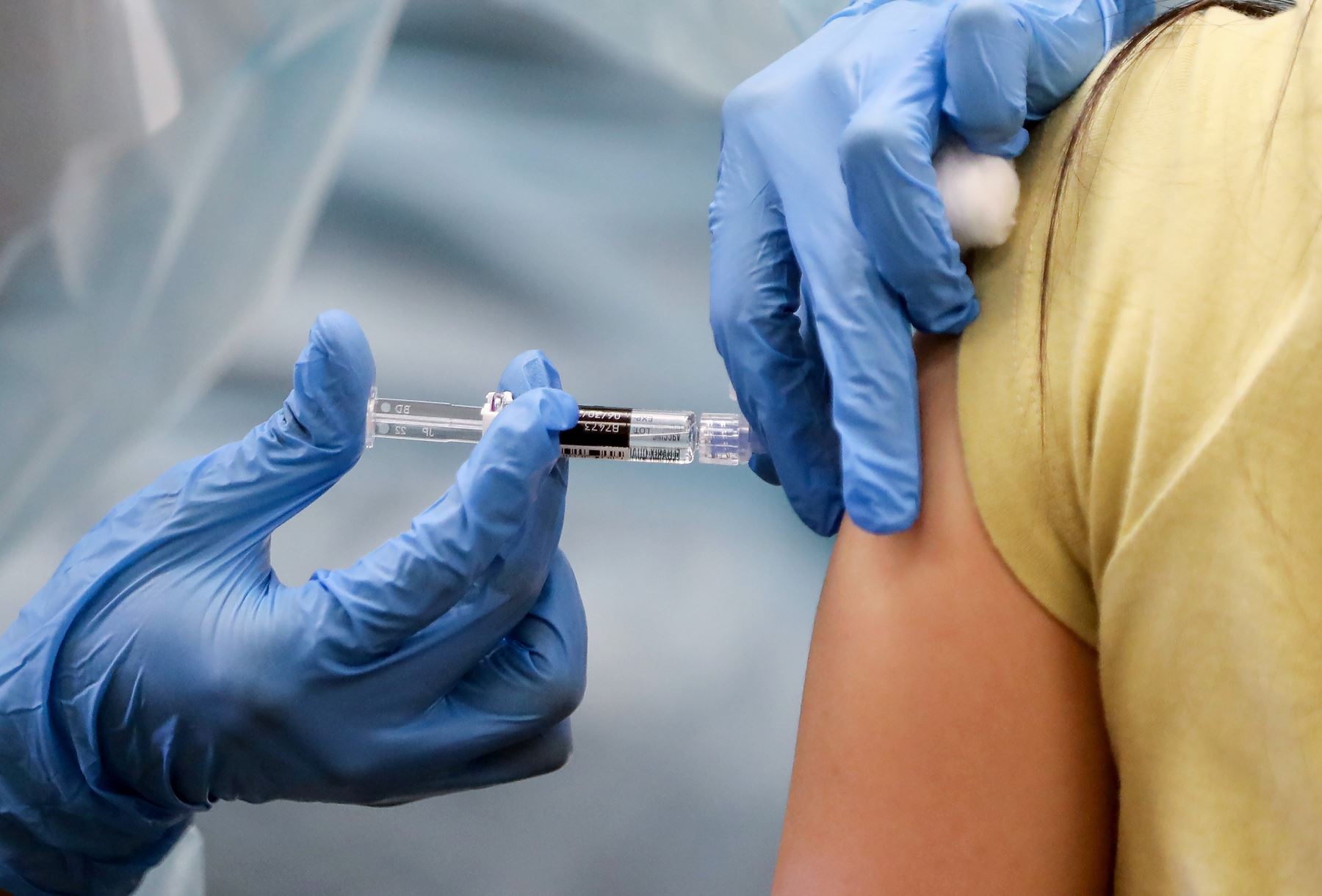 Una enfermera administra una vacuna contra la influenza a una mujer en una clínica gratuita celebrada en una biblioteca local el 14 de octubre de 2020 en Lakewood, California. Foto: AFP
