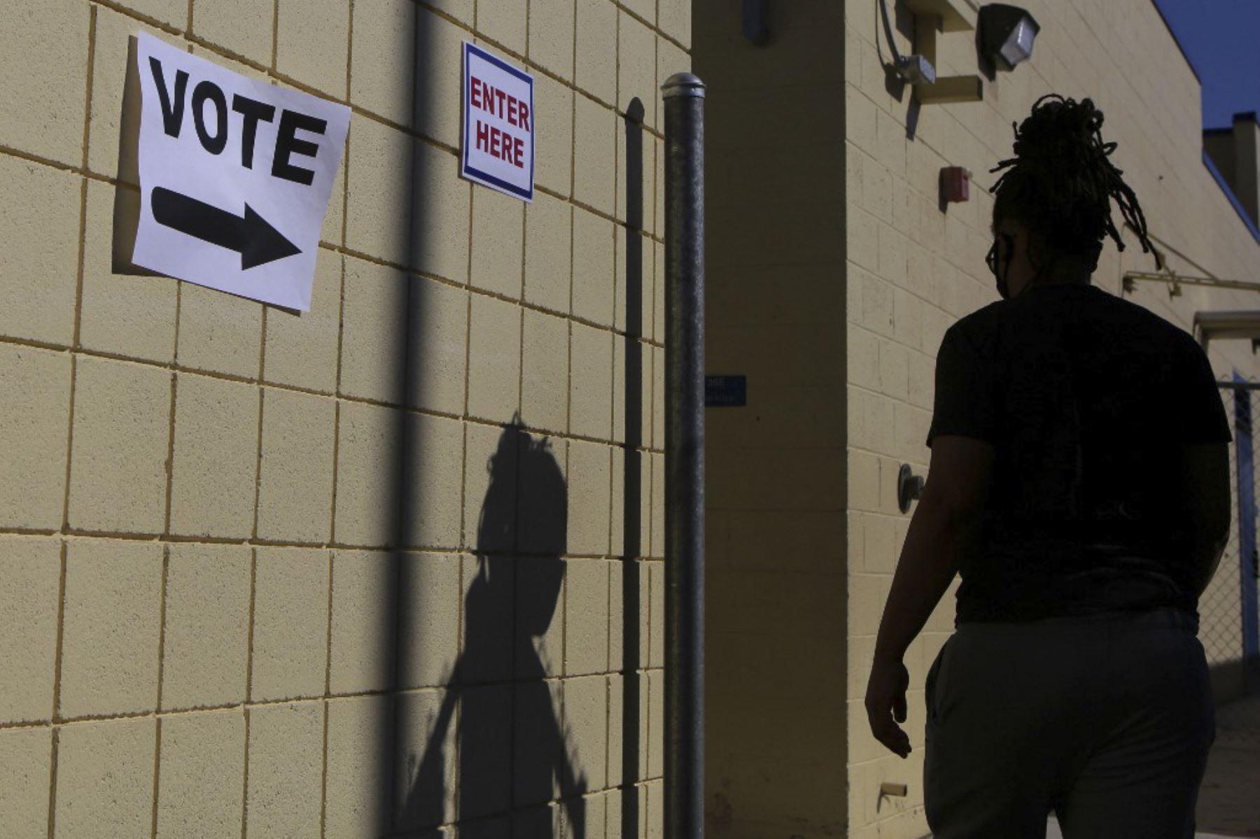 Una mujer ingresa a una mesa de votación el día de las elecciones en la Escuela Primaria Robert E. Lake el 3 de noviembre de 2020 en Las Vegas. Foto: AFP