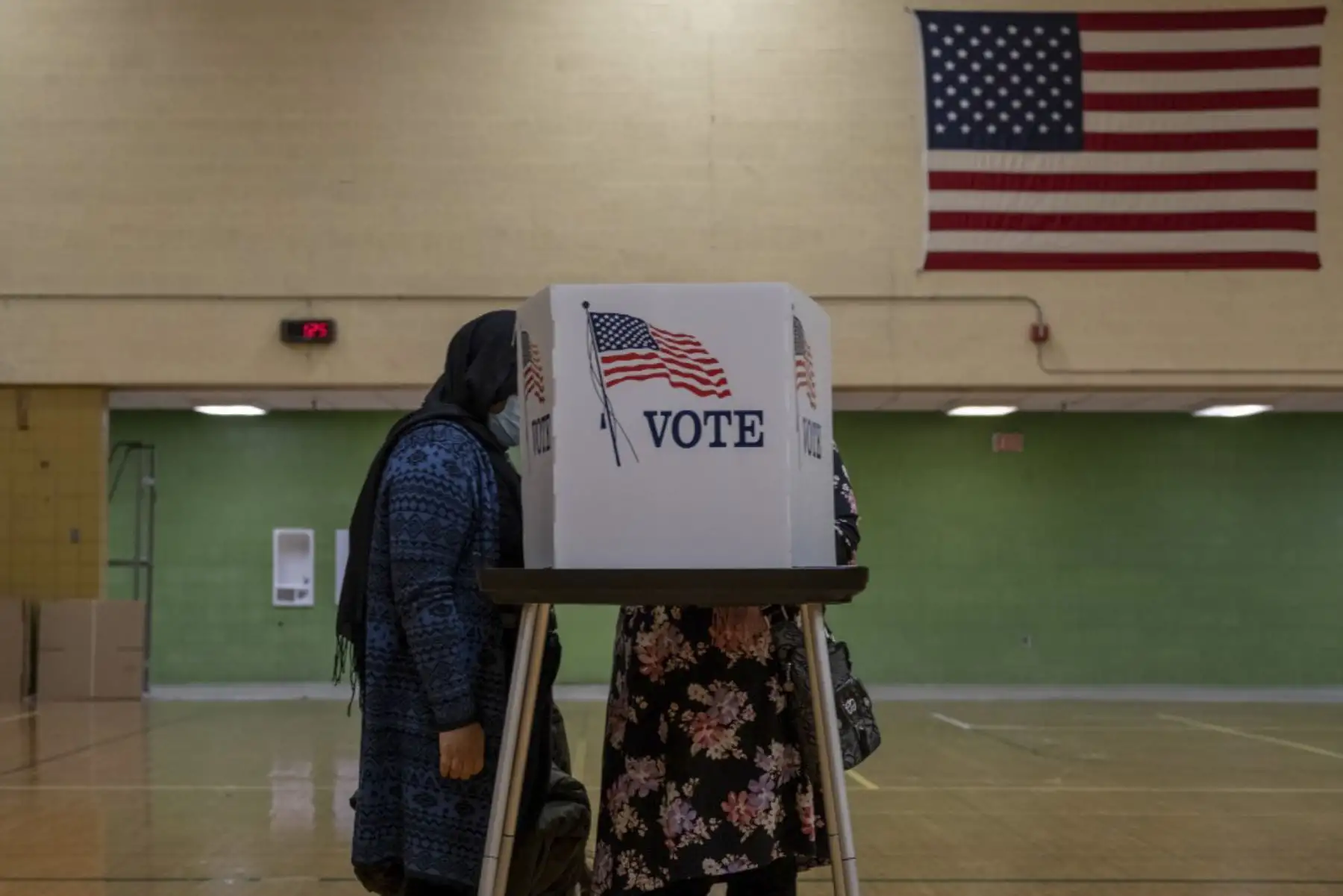 Un votante llena su boleta en Mitchel Community Center el 3 de noviembre de 2020 en el distrito del Bronx de la ciudad de Nueva York. Foto: AFP