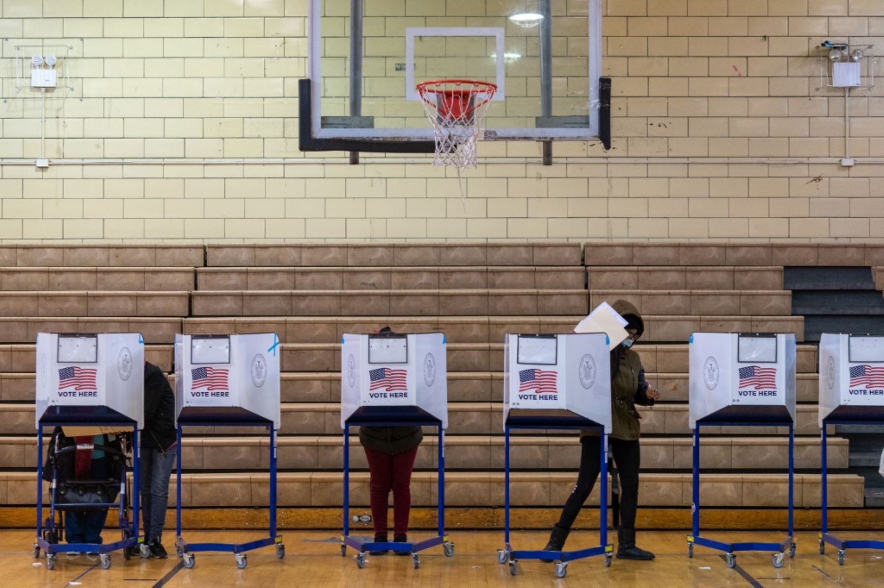 Un votante llena su boleta en Mitchel Community Center el 3 de noviembre de 2020 en el distrito del Bronx de la ciudad de Nueva York. Foto: AFP