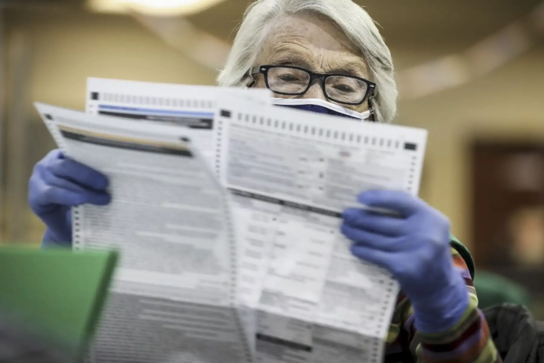 La jueza electoral Bonnie Carr de Denver, Colorado vierte una papeleta mientras los prepara para ser contados en el Edificio de la División de Elecciones de Denver el 3 de noviembre de 2020 en Denver, Colorado. Foto: AFP