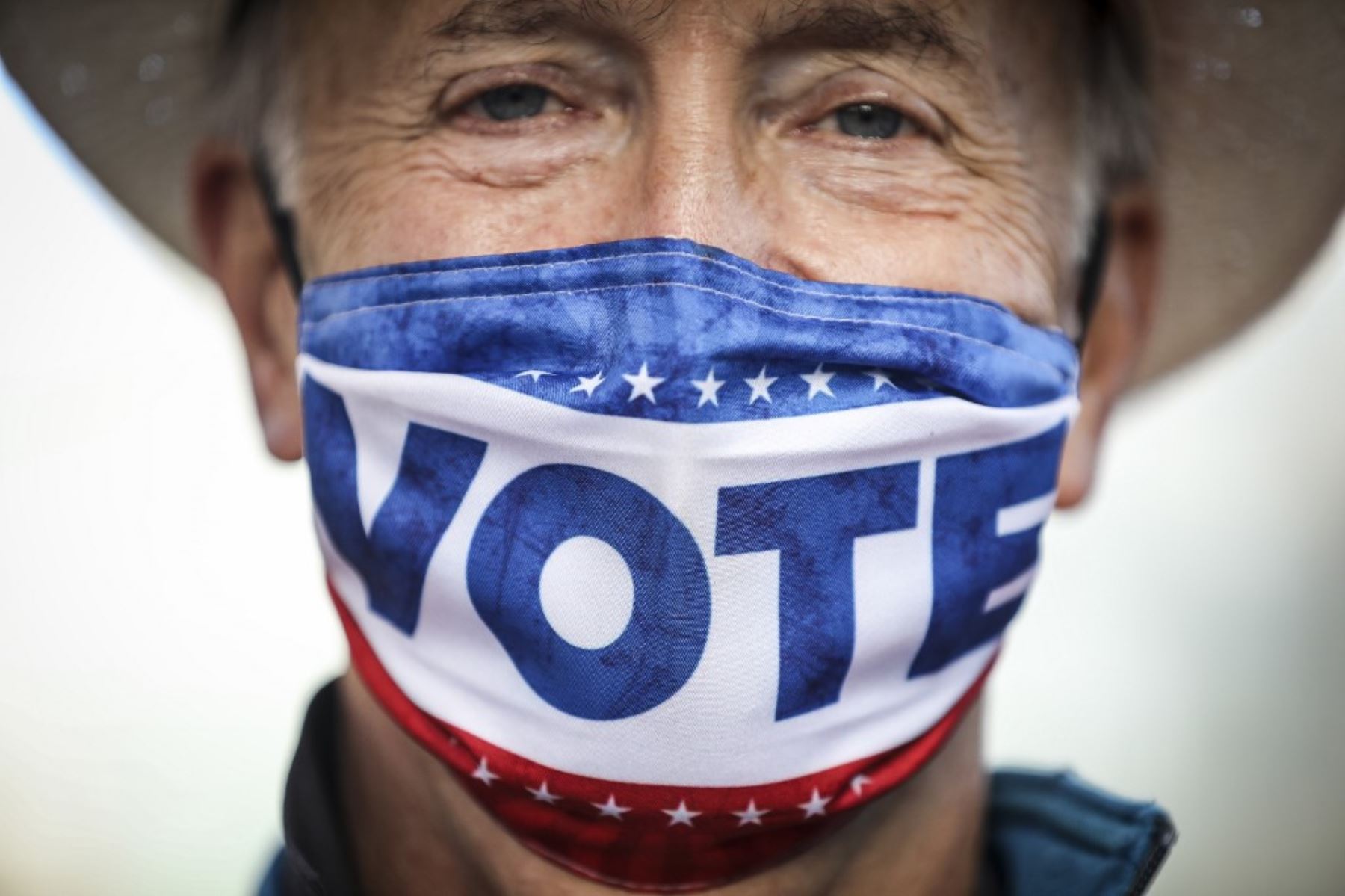 El juez electoral Michael Firth de Denver, Colorado espera a que los votantes dejen las boletas en un lugar de entrega de boletas fuera del edificio de la División Electoral de Denver el 3 de noviembre de 2020 en Denver, Colorado. Foto: AFP