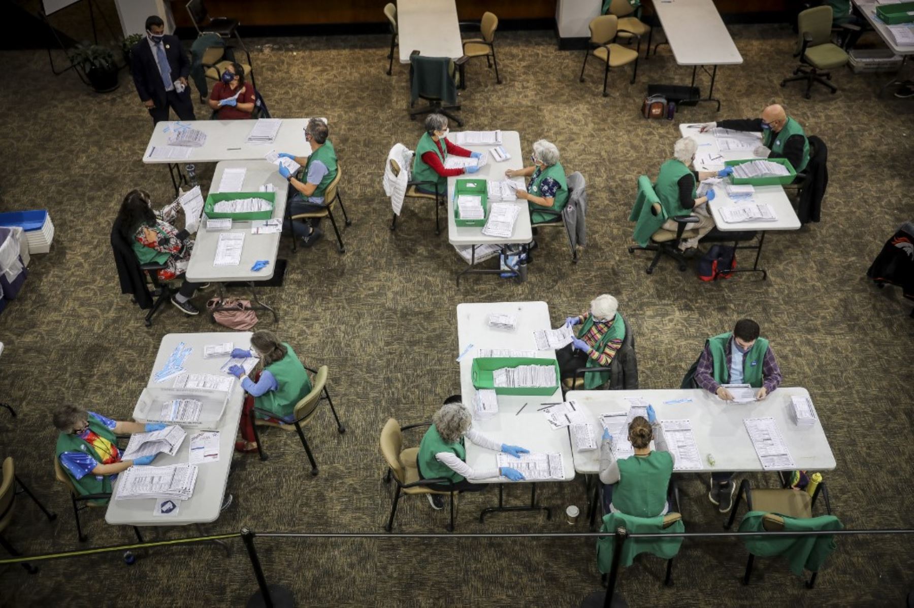 Los jueces electorales preparan las boletas para ser contadas en el Edificio de la División de Elecciones de Denver el 3 de noviembre de 2020 en Denver, Colorado. Foto: AFP
