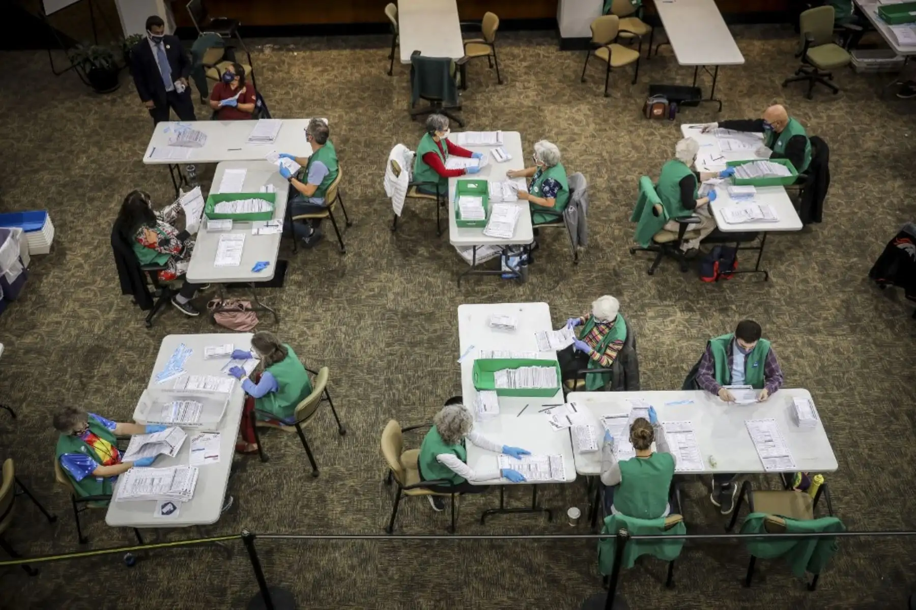 Los jueces electorales preparan las boletas para ser contadas en el Edificio de la División de Elecciones de Denver el 3 de noviembre de 2020 en Denver, Colorado. Foto: AFP
