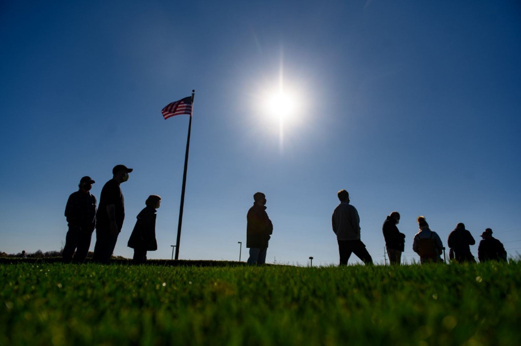 Los votantes esperan para emitir sus votos en el Cranberry-Highlands Golf Club el 3 de noviembre de 2020 en el condado de Butler, Cranberry Township, Pennsylvania. Foto: AFP