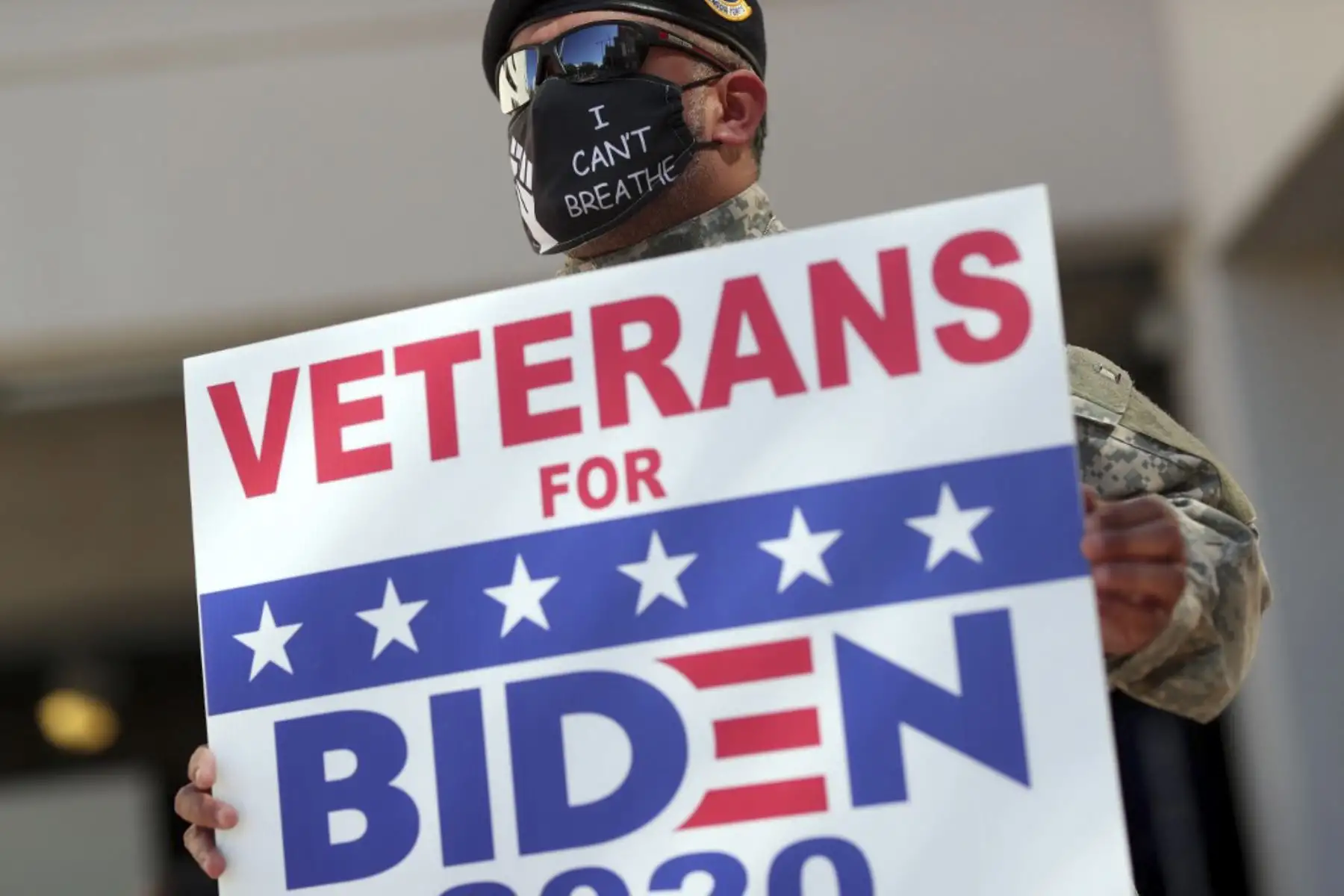 Oscar Cruz muestra un letrero de campaña fuera de un lugar de votación en el American Airlines Center el 3 de noviembre de 2020 en Dallas, Texas. Foto: AFP