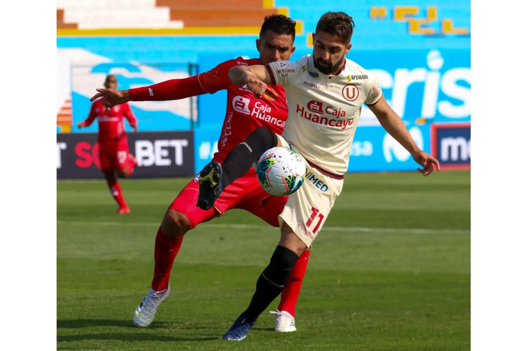 L. Urruti de Universitario se enfrenta por el balón ante su rival de Cienciano por la tercera jornada de la fase 2 de la Liga 1, en el estadio Alberto Gallardo. Foto: Liga 1