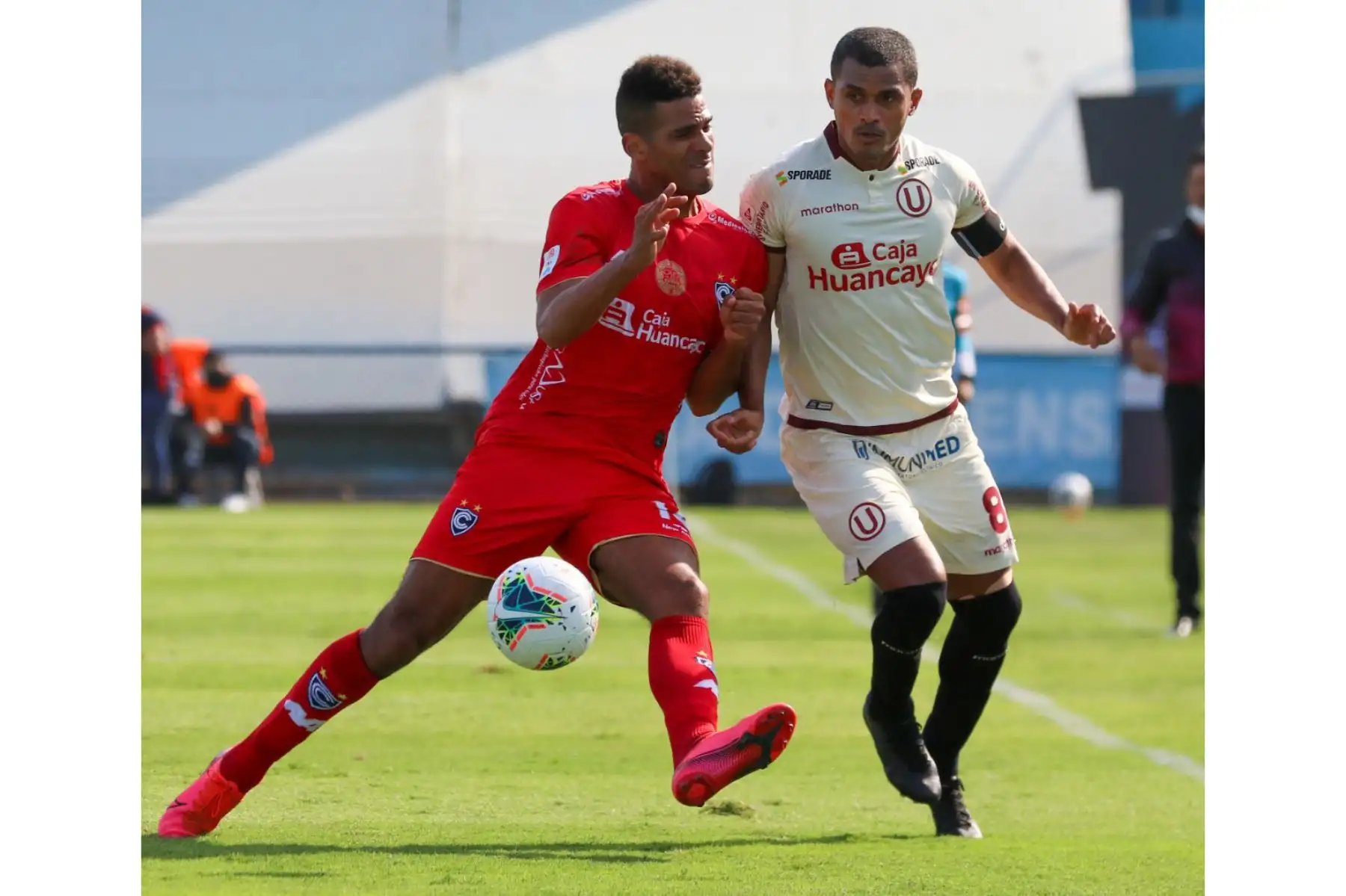 N. Quina de Universitario de enfrenta por el balón ante su rival de Cienciano por la tercera jornada de la fase 2 de la Liga 1, en el estadio Alberto Gallardo. Foto: Liga 1