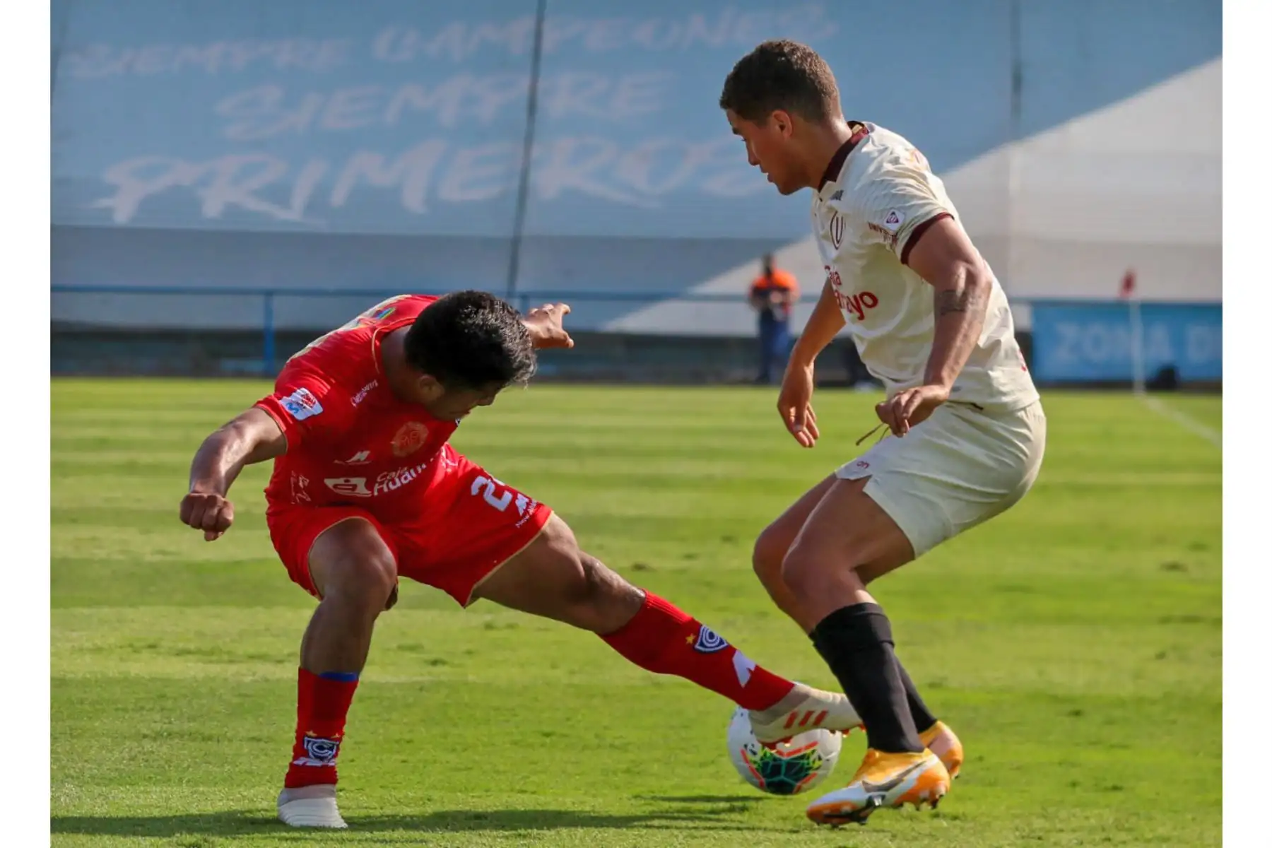 Universitario choca ante Cienciano por la tercera jornada de la fase 2, en el estadio Alberto Gallardo. Foto: Liga 1