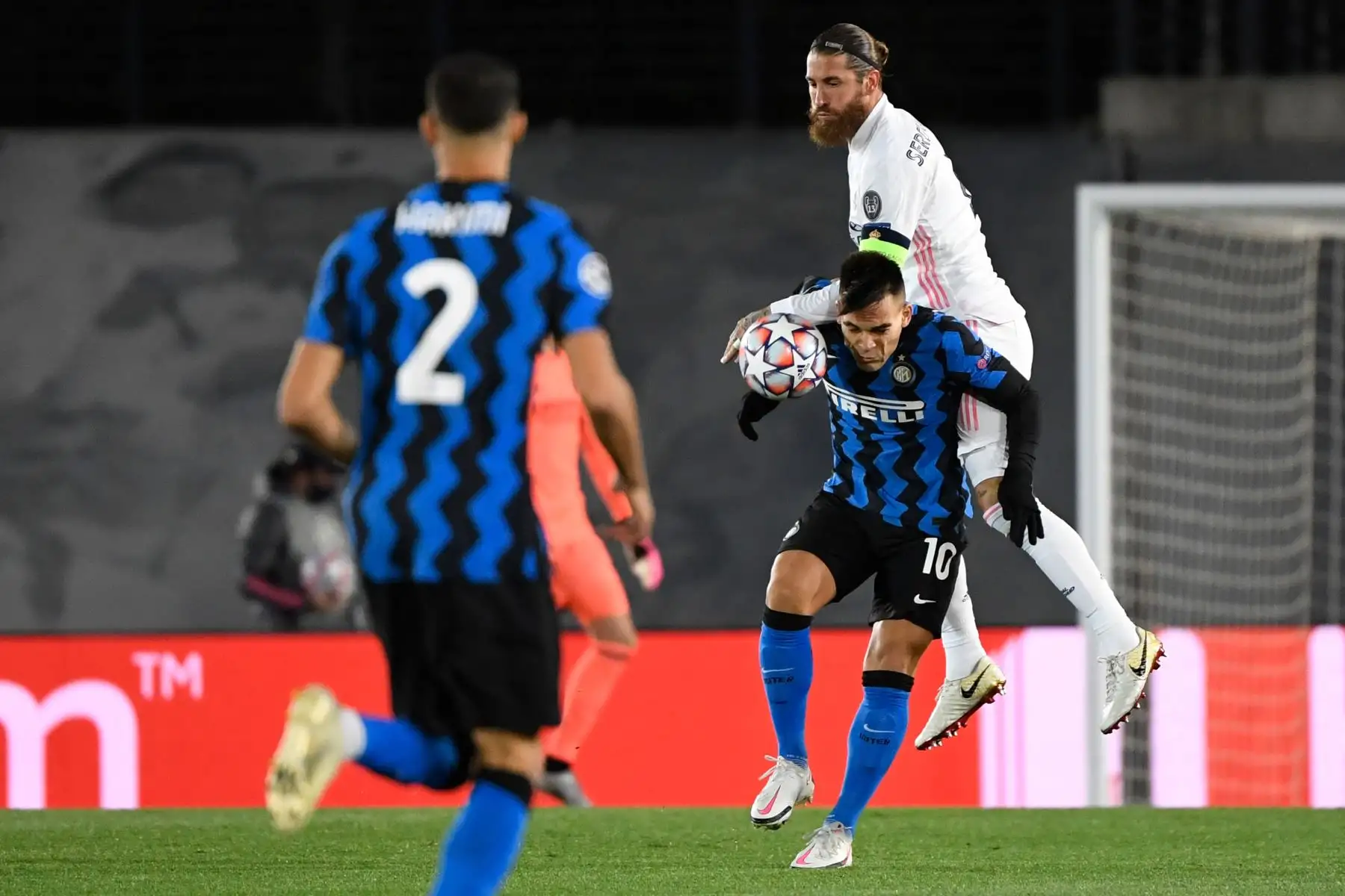 El defensor español del Real Madrid, Sergio Ramos, compite contra el delantero argentino del Inter, Lautaro Martínez, durante el partido de fútbol del grupo B de la Liga de Campeones de la UEFA, en el estadio Alfredo di Stefano. Foto: AFP